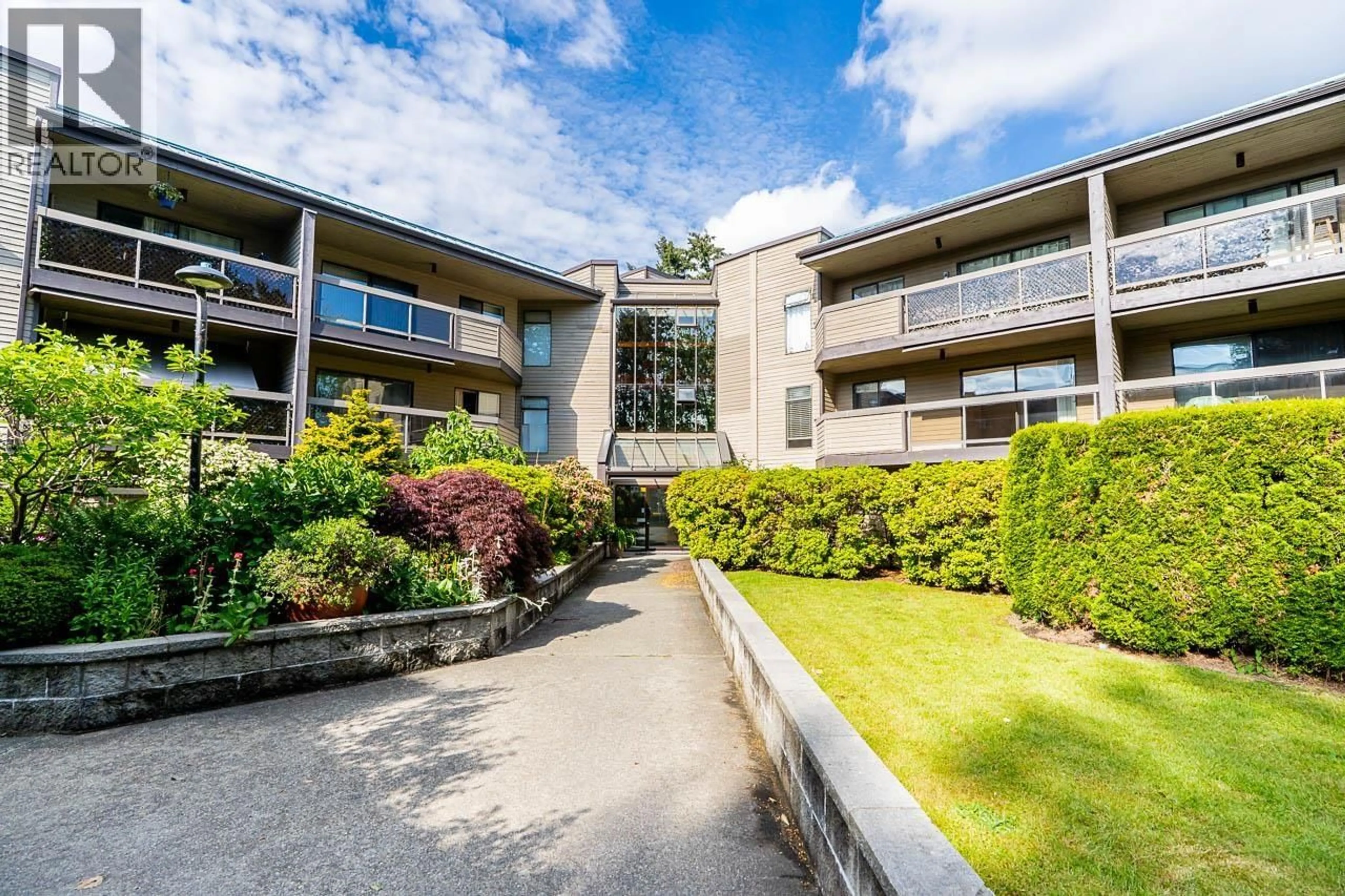 Patio, building for 102 - 6105 KINGSWAY, Burnaby British Columbia V5J5C7