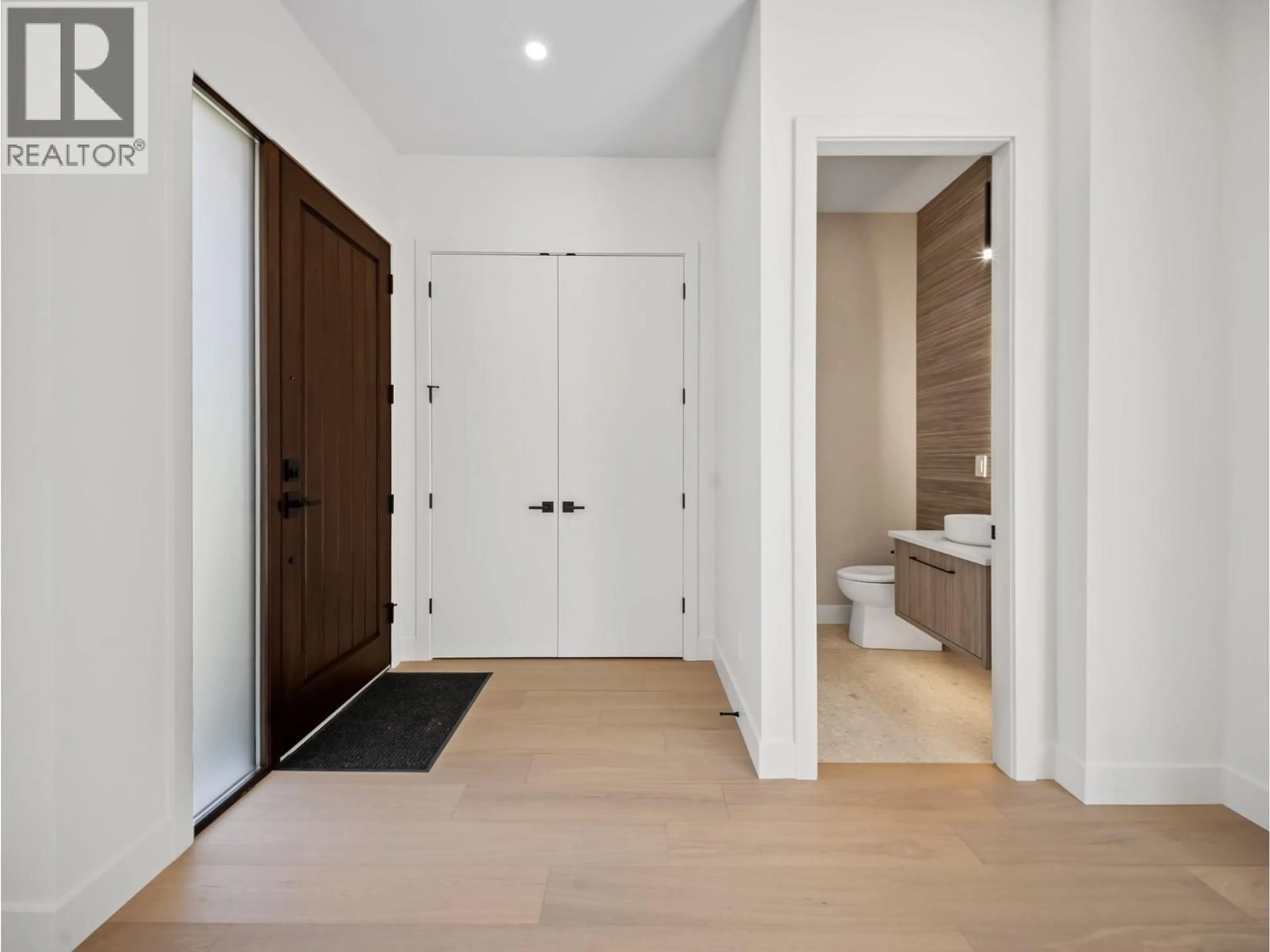 Indoor entryway for 2 - 3786 PETER STREET, Burnaby British Columbia V5J1N4