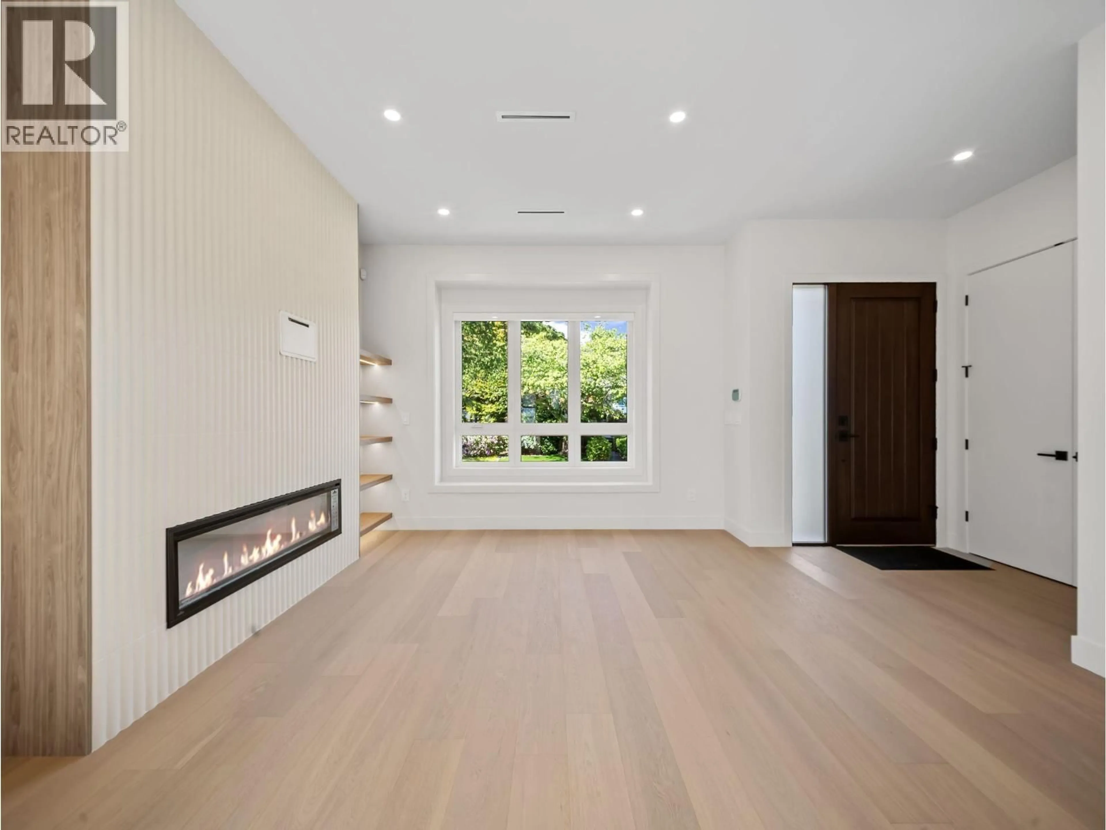 Indoor entryway for 2 - 3786 PETER STREET, Burnaby British Columbia V5J1N4