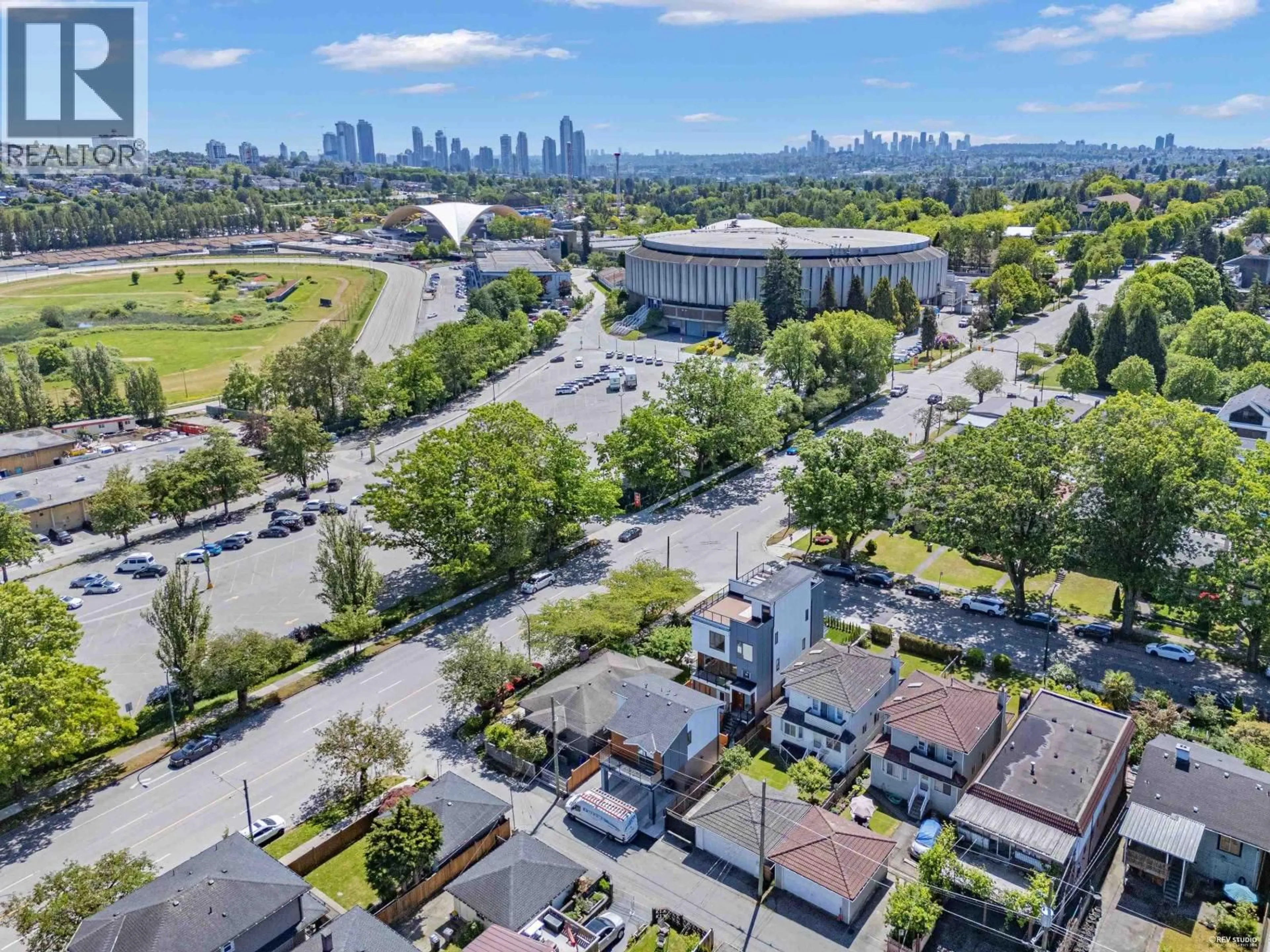 A pic from outside/outdoor area/front of a property/back of a property/a pic from drone, city buildings view from balcony for 2891 ETON STREET, Vancouver British Columbia V5K1K4
