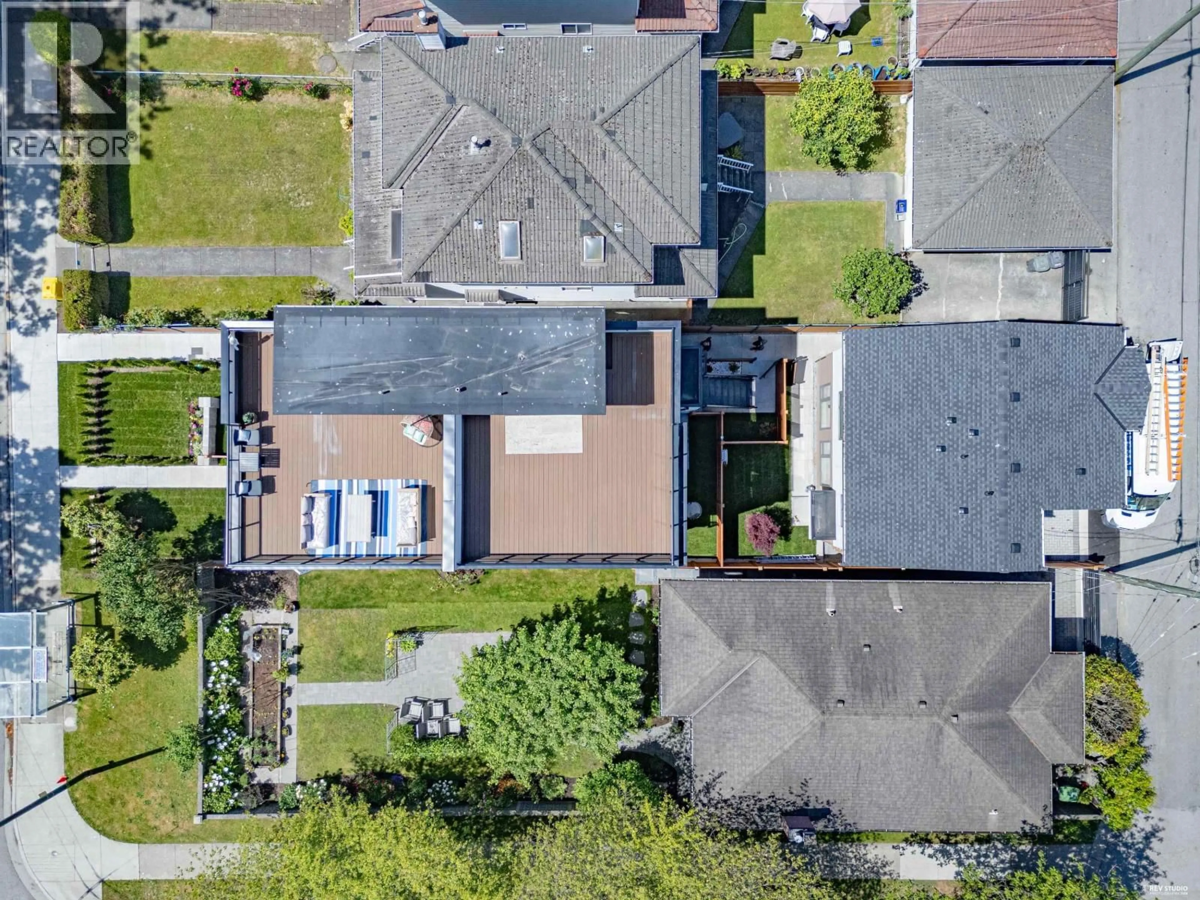 A pic from outside/outdoor area/front of a property/back of a property/a pic from drone, street for 2891 ETON STREET, Vancouver British Columbia V5K1K4