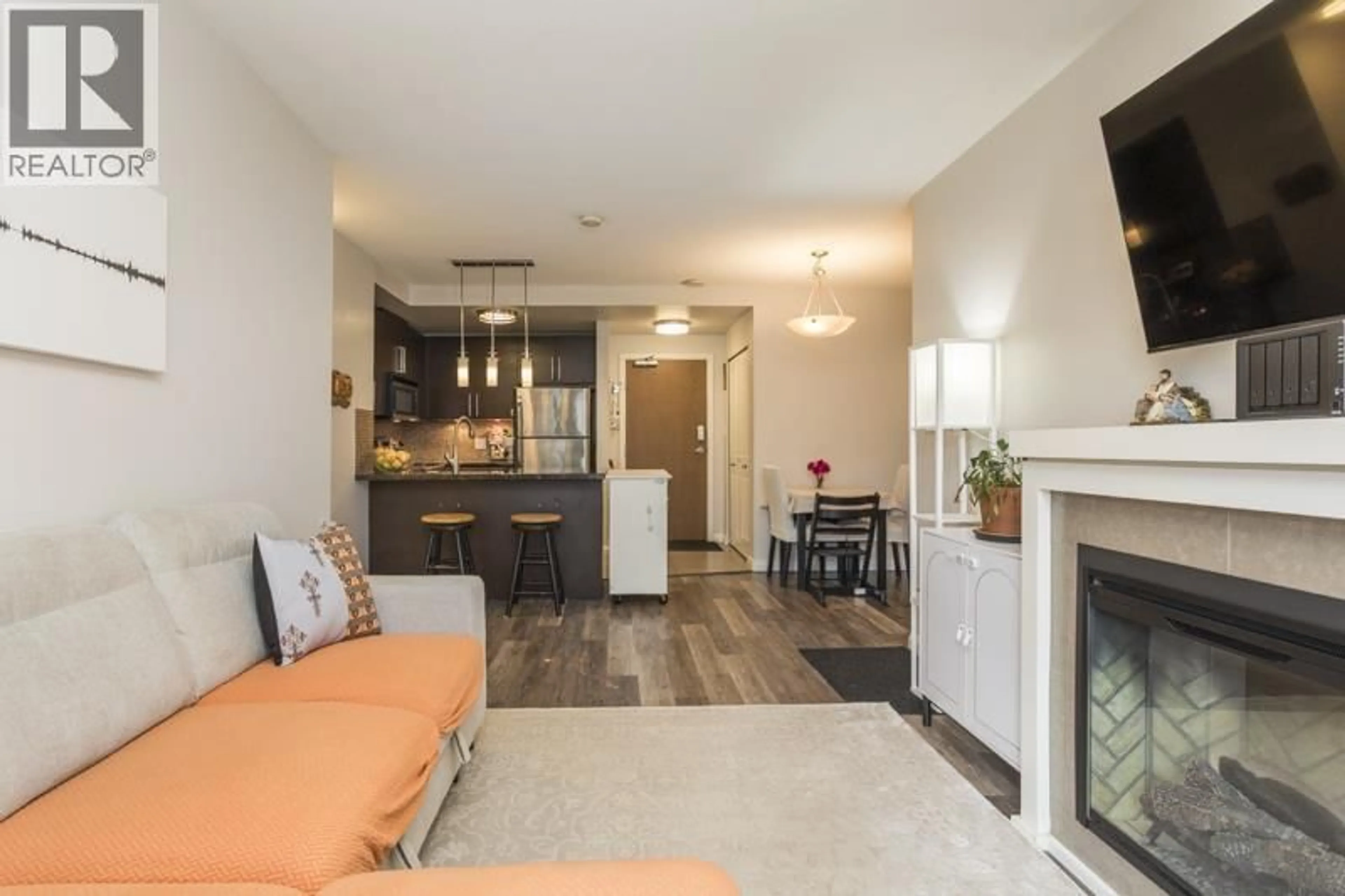 Living room with furniture, wood/laminate floor for 1009 - 888 CARNARVON STREET, New Westminster British Columbia V3M0C6