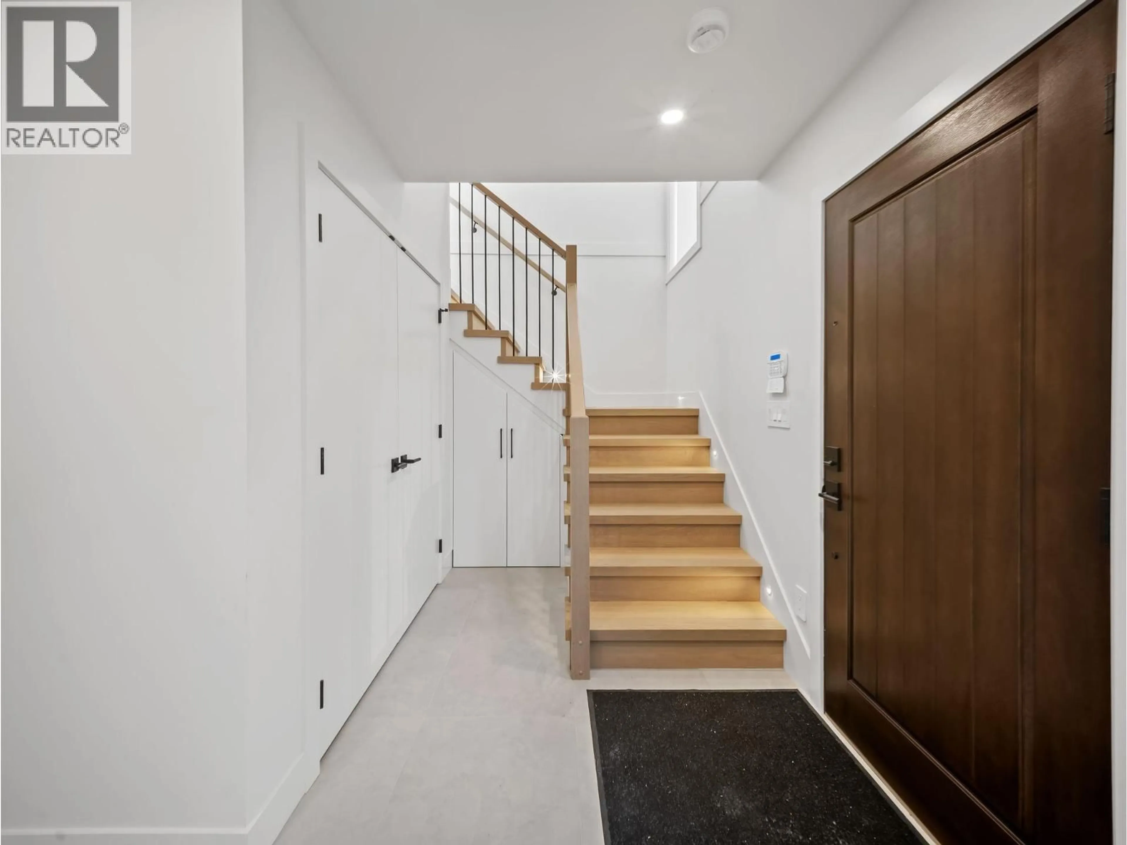 Indoor foyer for 3 - 3786 PETER STREET, Burnaby British Columbia V5J1N4