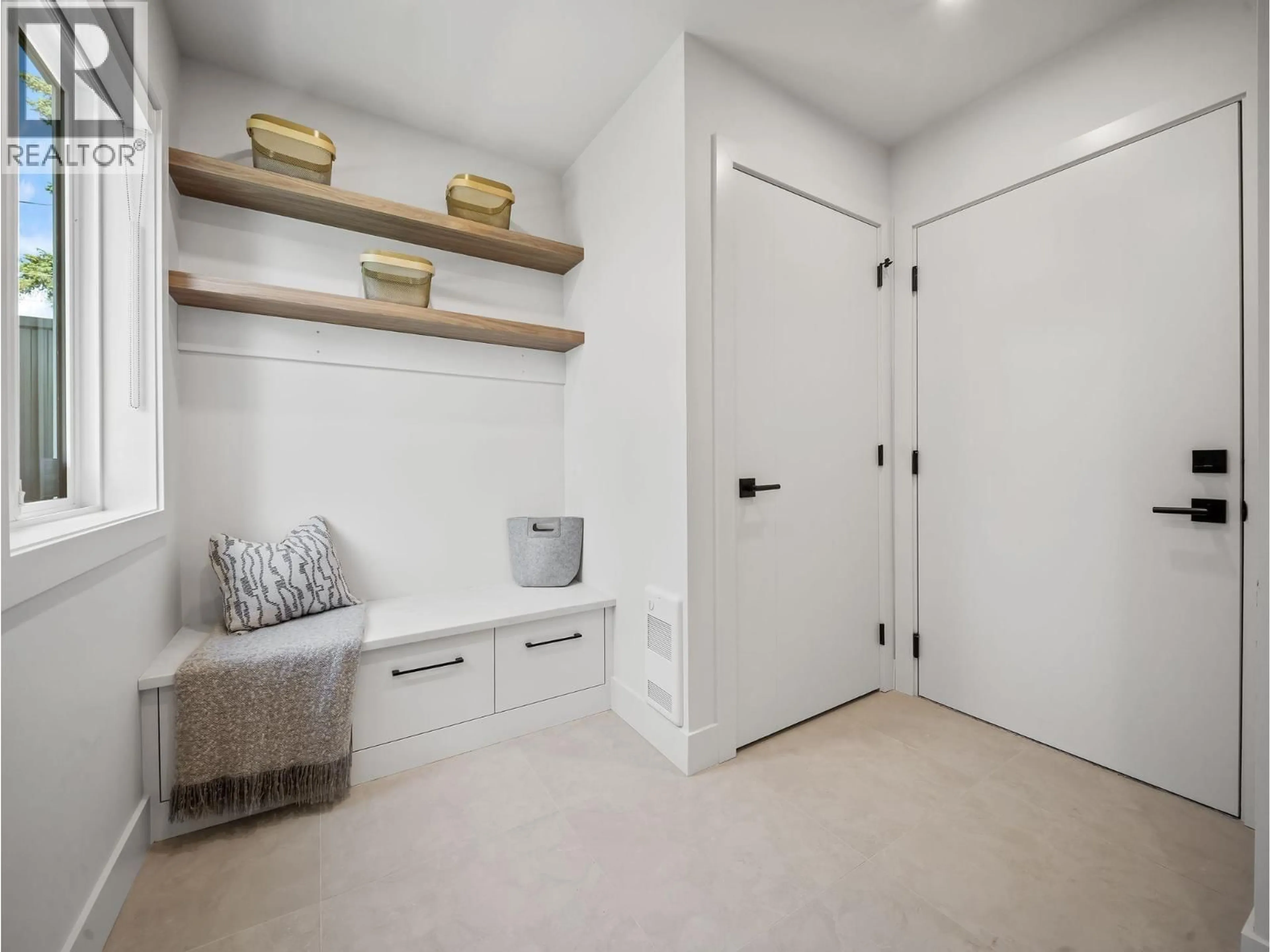 Indoor entryway for 3 - 3786 PETER STREET, Burnaby British Columbia V5J1N4