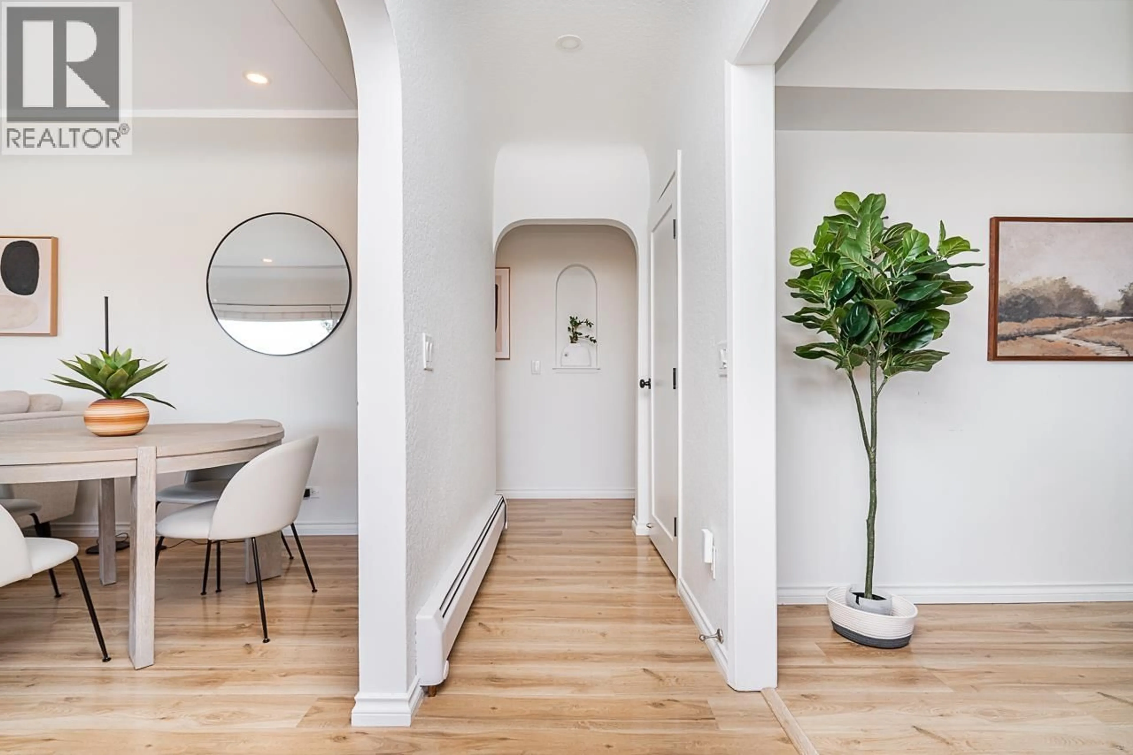 Indoor entryway for 914 LADNER STREET, New Westminster British Columbia V3L4W4
