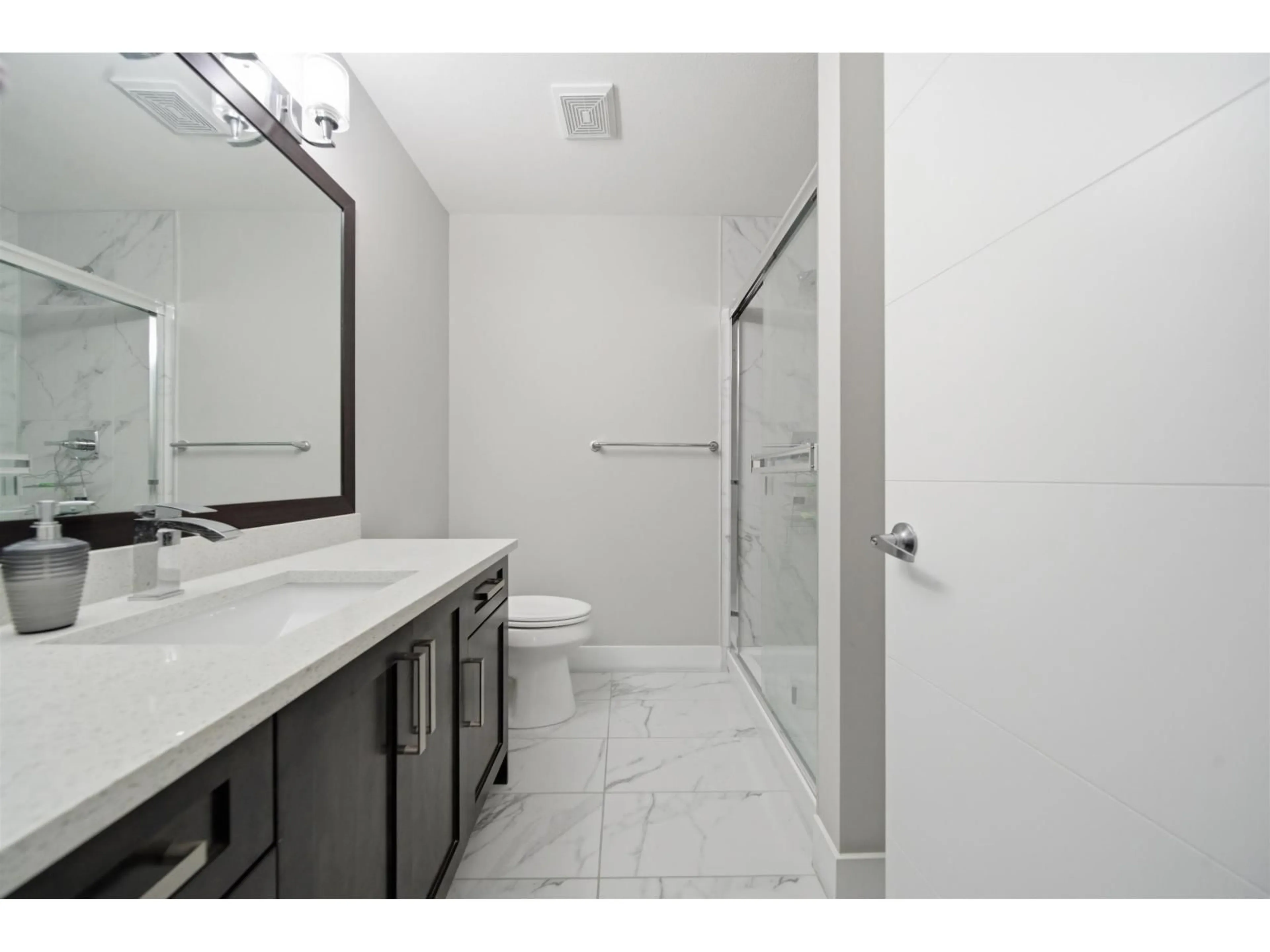 Standard bathroom, ceramic/tile floor for 3 - 6388 140 STREET, Surrey British Columbia V3W1Y8