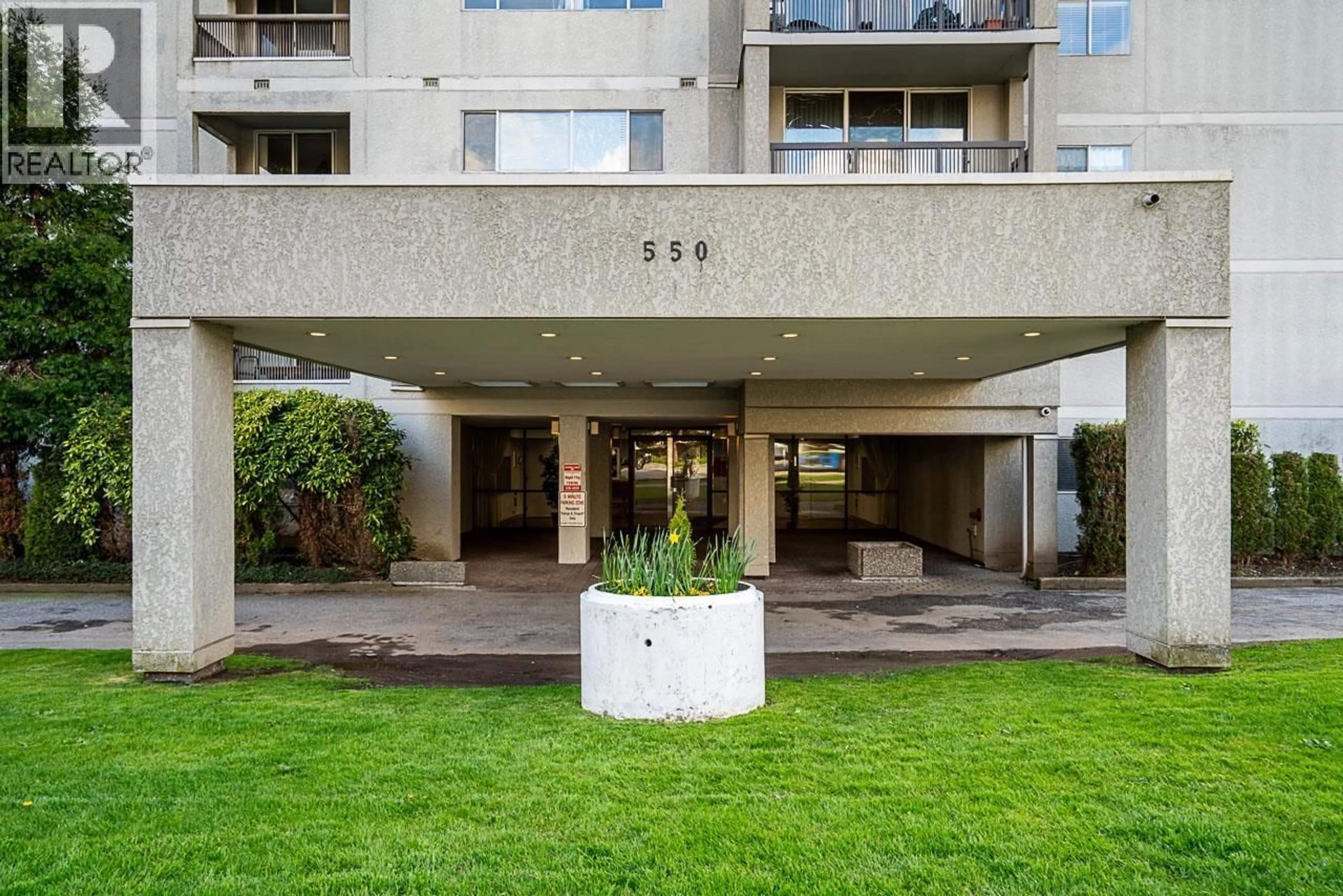 Indoor foyer for 504 - 550 EIGHTH STREET, New Westminster British Columbia V3M3R9