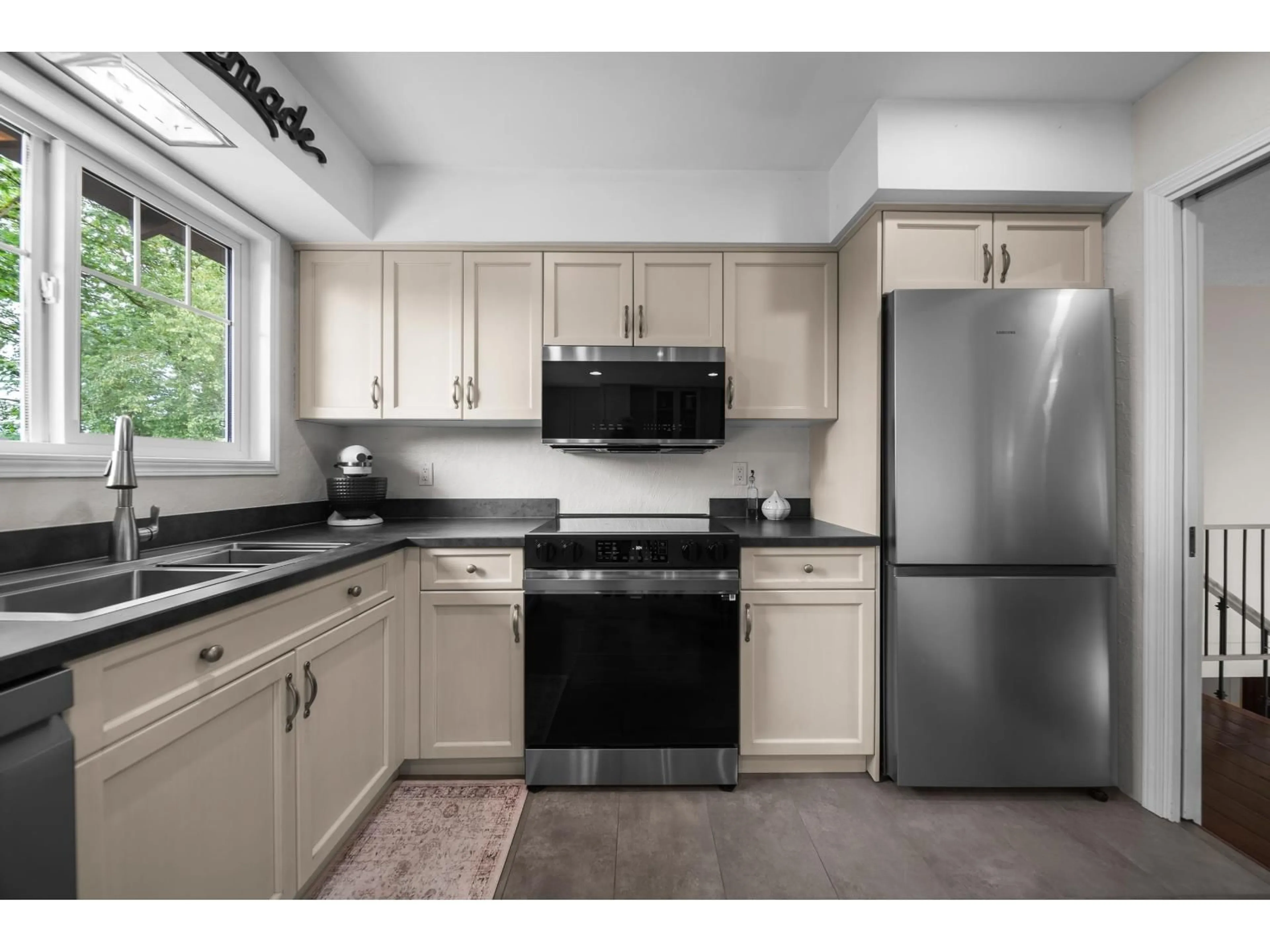 Standard kitchen, unknown for 35061 HIGH DRIVE, Abbotsford British Columbia V2S2X7