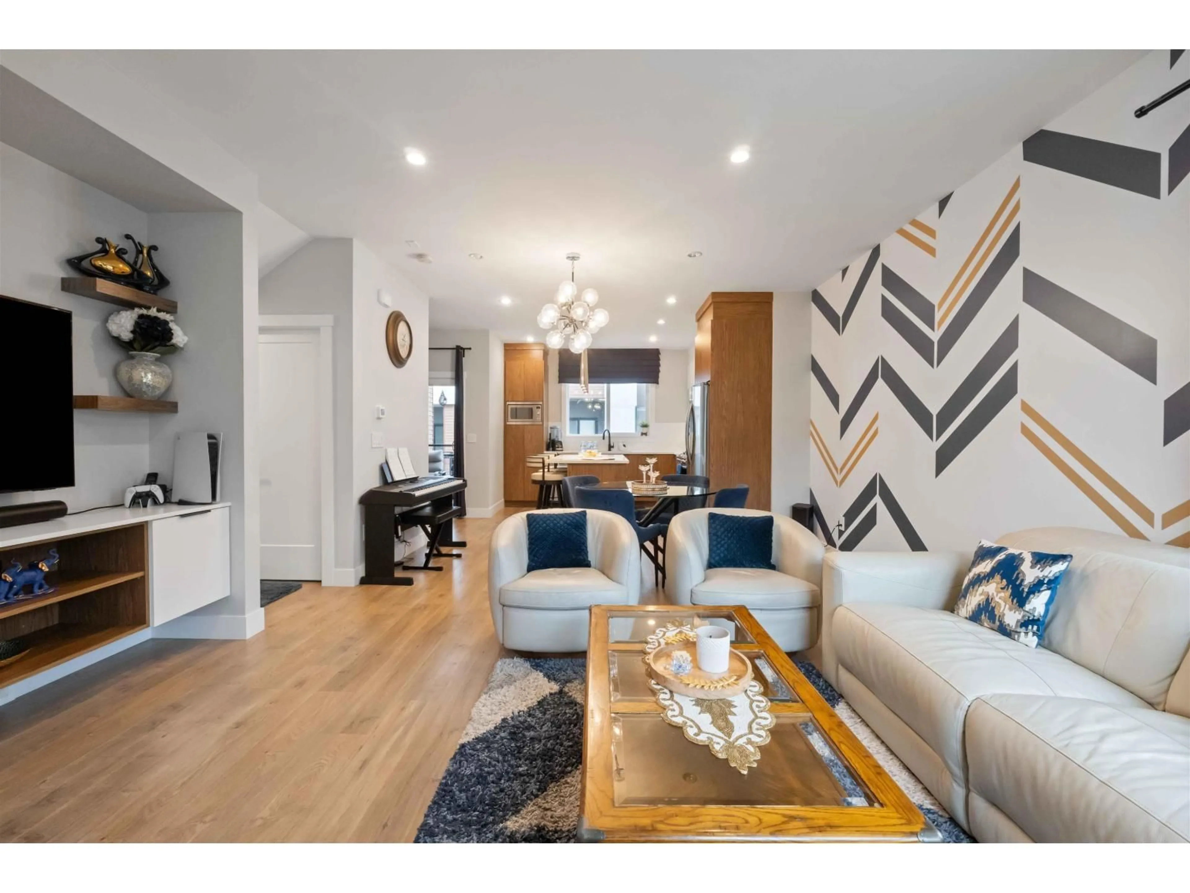 Living room with furniture, wood/laminate floor for 22 - 1639 162 STREET, Surrey British Columbia V4A4Y1