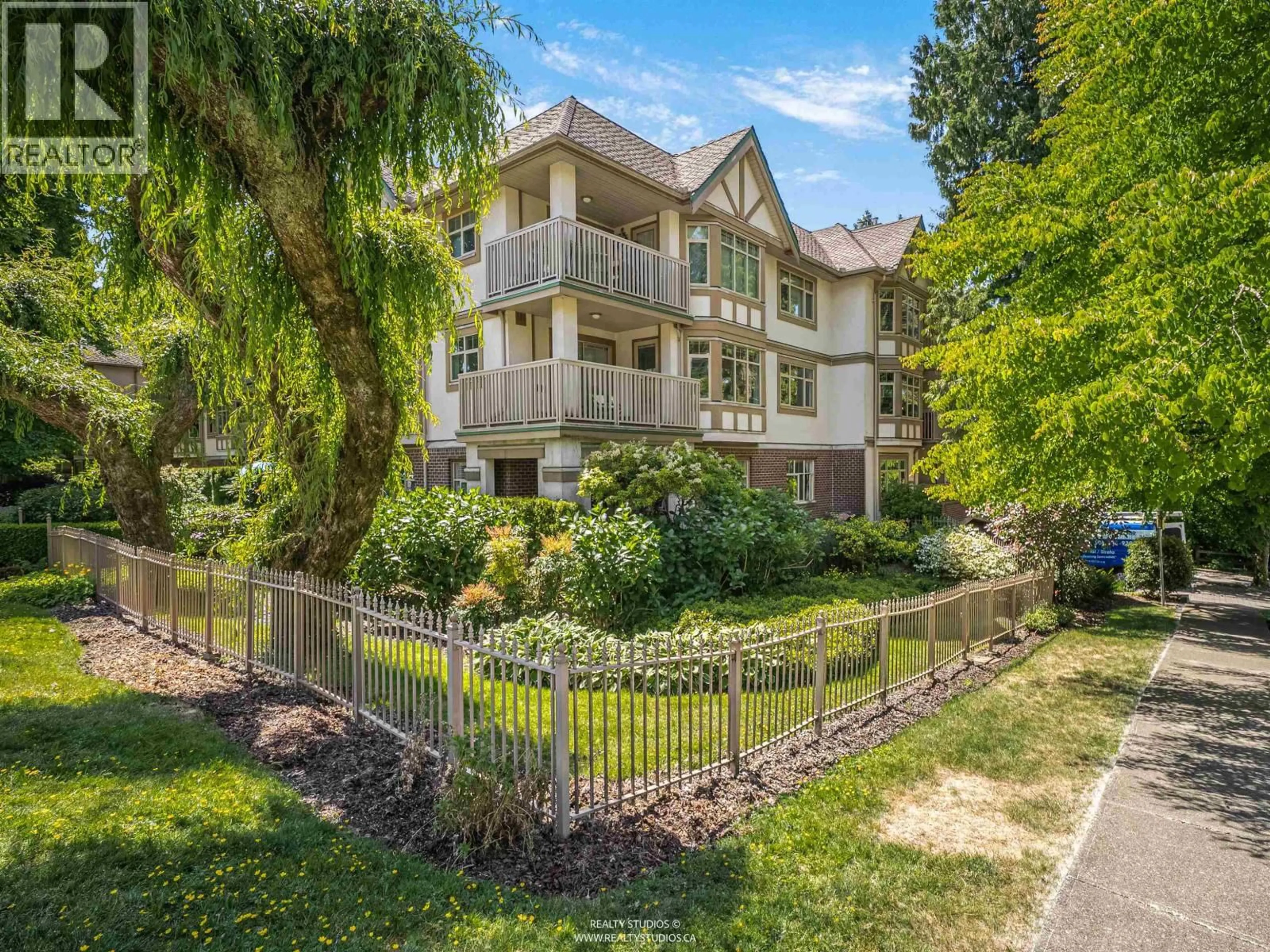 A pic from outside/outdoor area/front of a property/back of a property/a pic from drone, street for 409 - 2059 CHESTERFIELD AVENUE, North Vancouver British Columbia V7M2P4