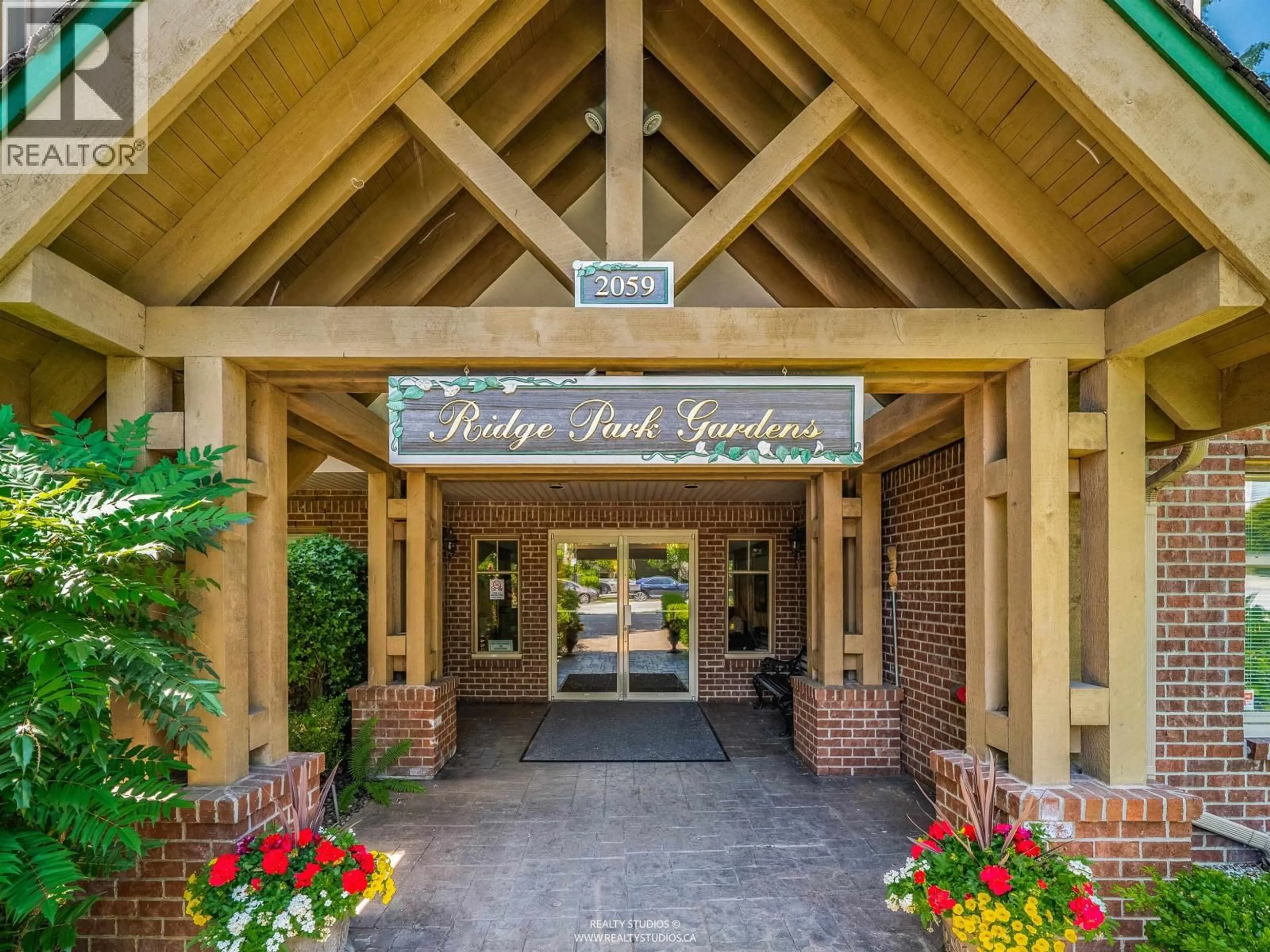 Indoor foyer for 409 - 2059 CHESTERFIELD AVENUE, North Vancouver British Columbia V7M2P4