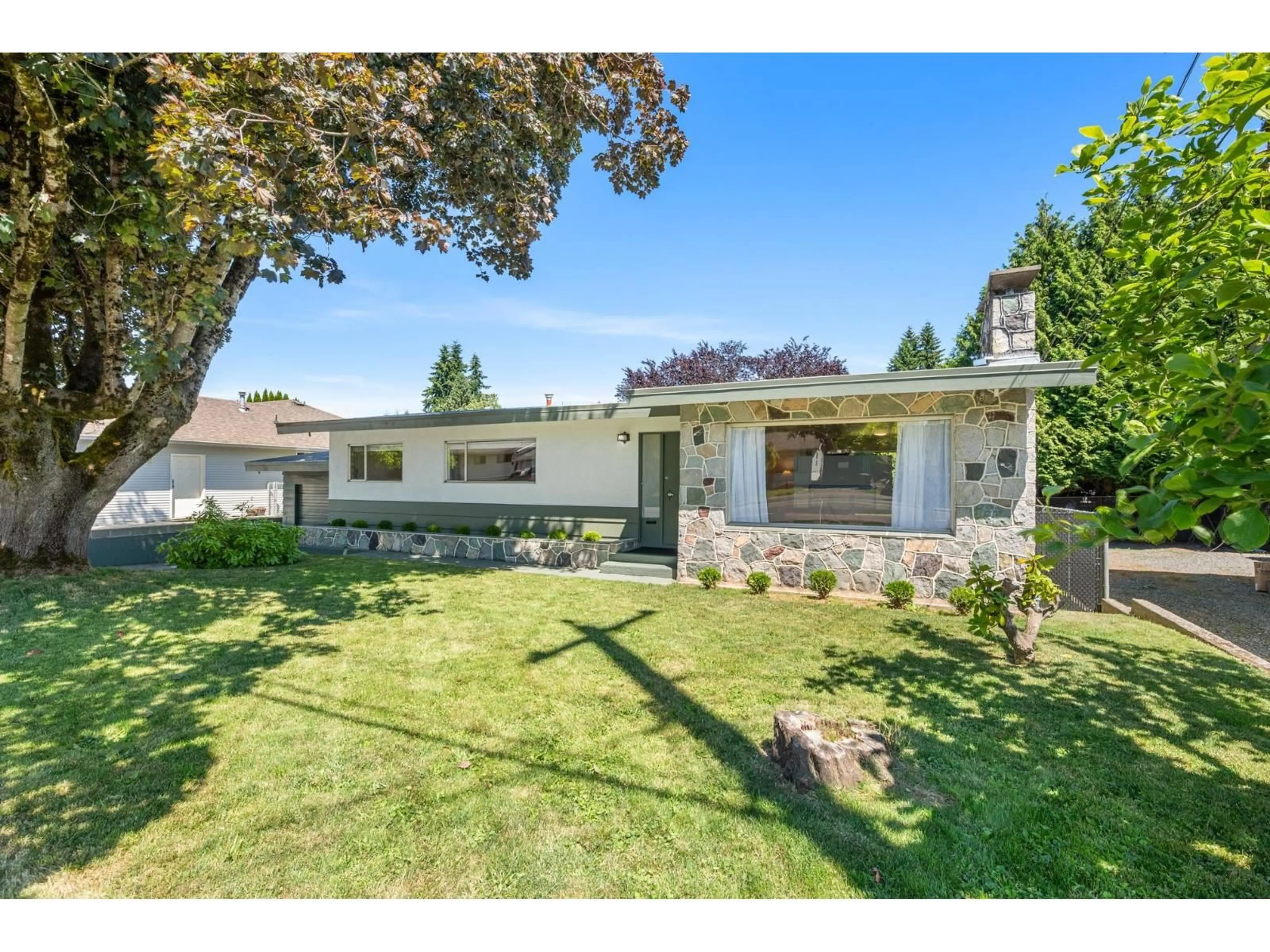 A pic from outside/outdoor area/front of a property/back of a property/a pic from drone, street for 2120 WARE STREET, Abbotsford British Columbia V2S3C2