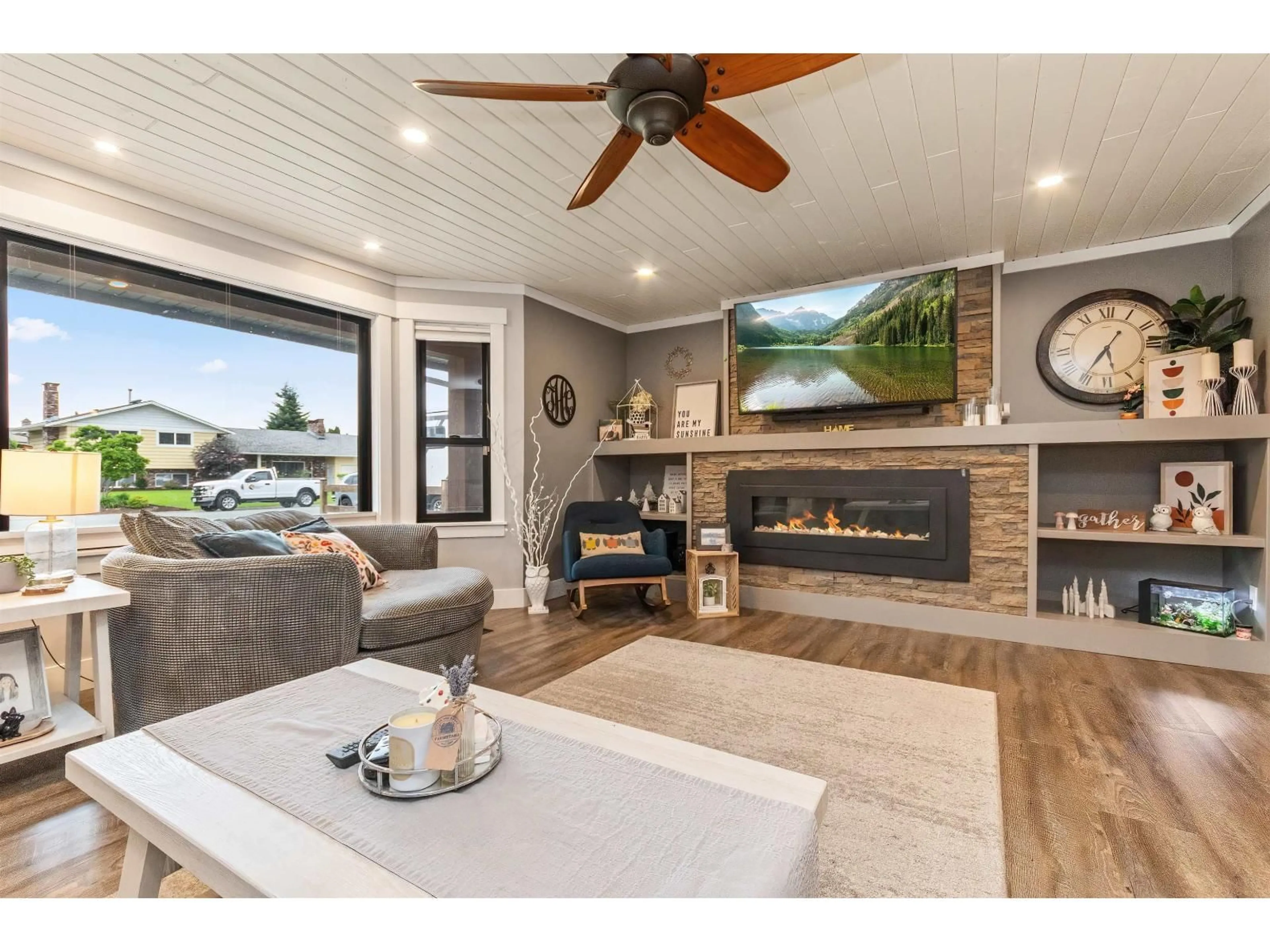 Living room with furniture, unknown for 45148 INSLEY AVENUE, Chilliwack British Columbia V2R1W5