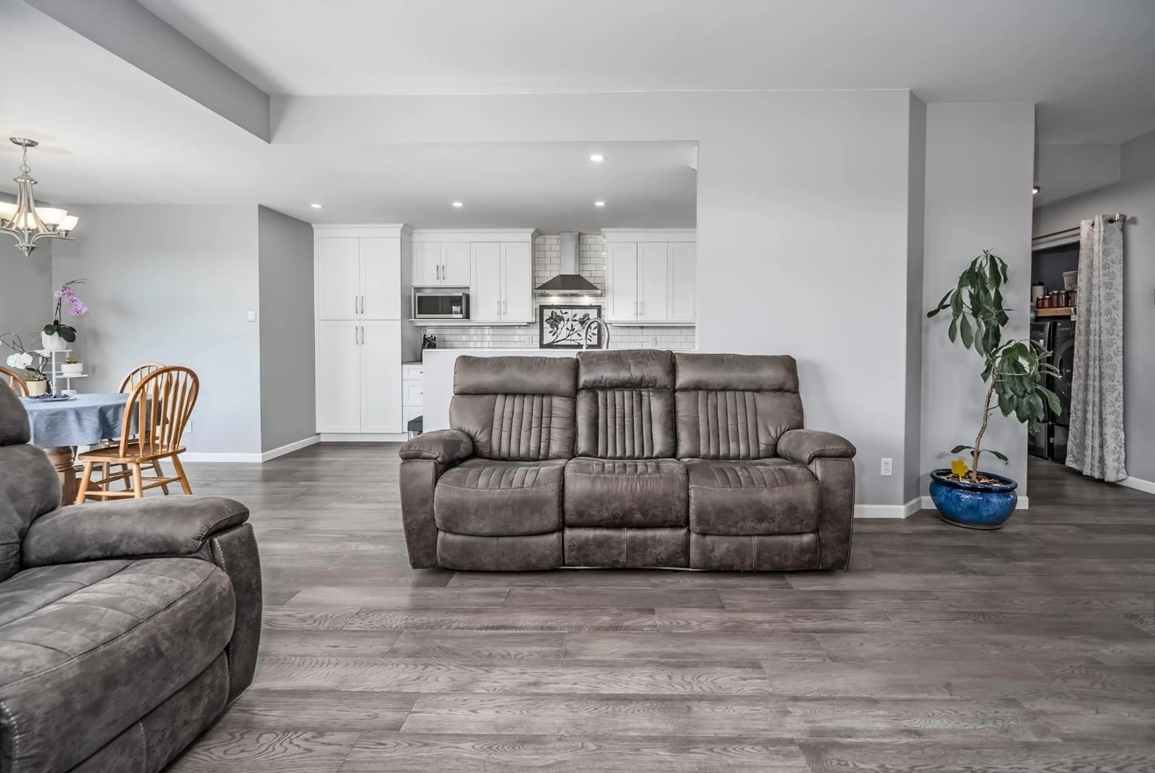 Living room with furniture, unknown for 33764 BLUEBERRY DRIVE, Mission British Columbia V2V7A1
