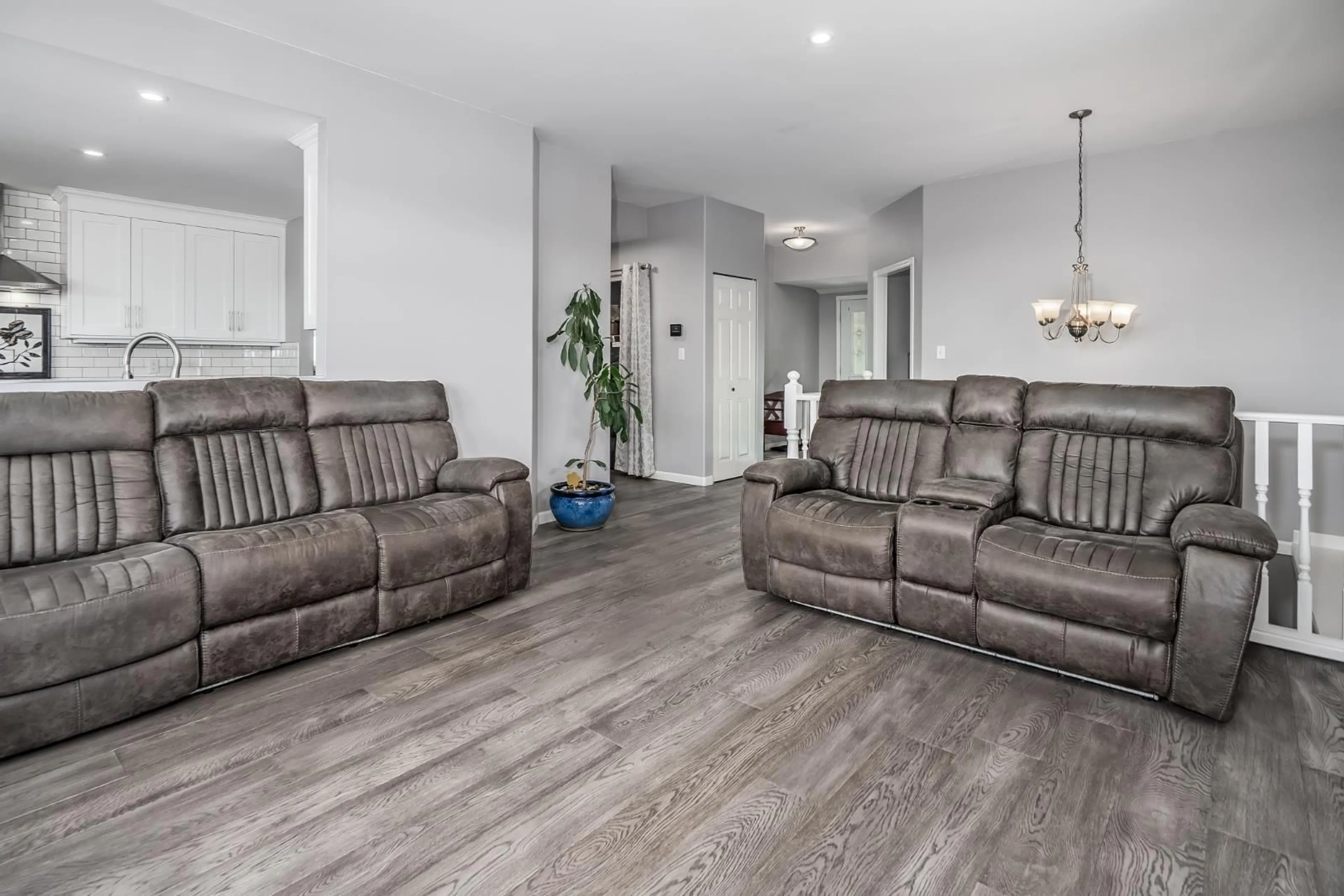 Living room with furniture, unknown for 33764 BLUEBERRY DRIVE, Mission British Columbia V2V7A1