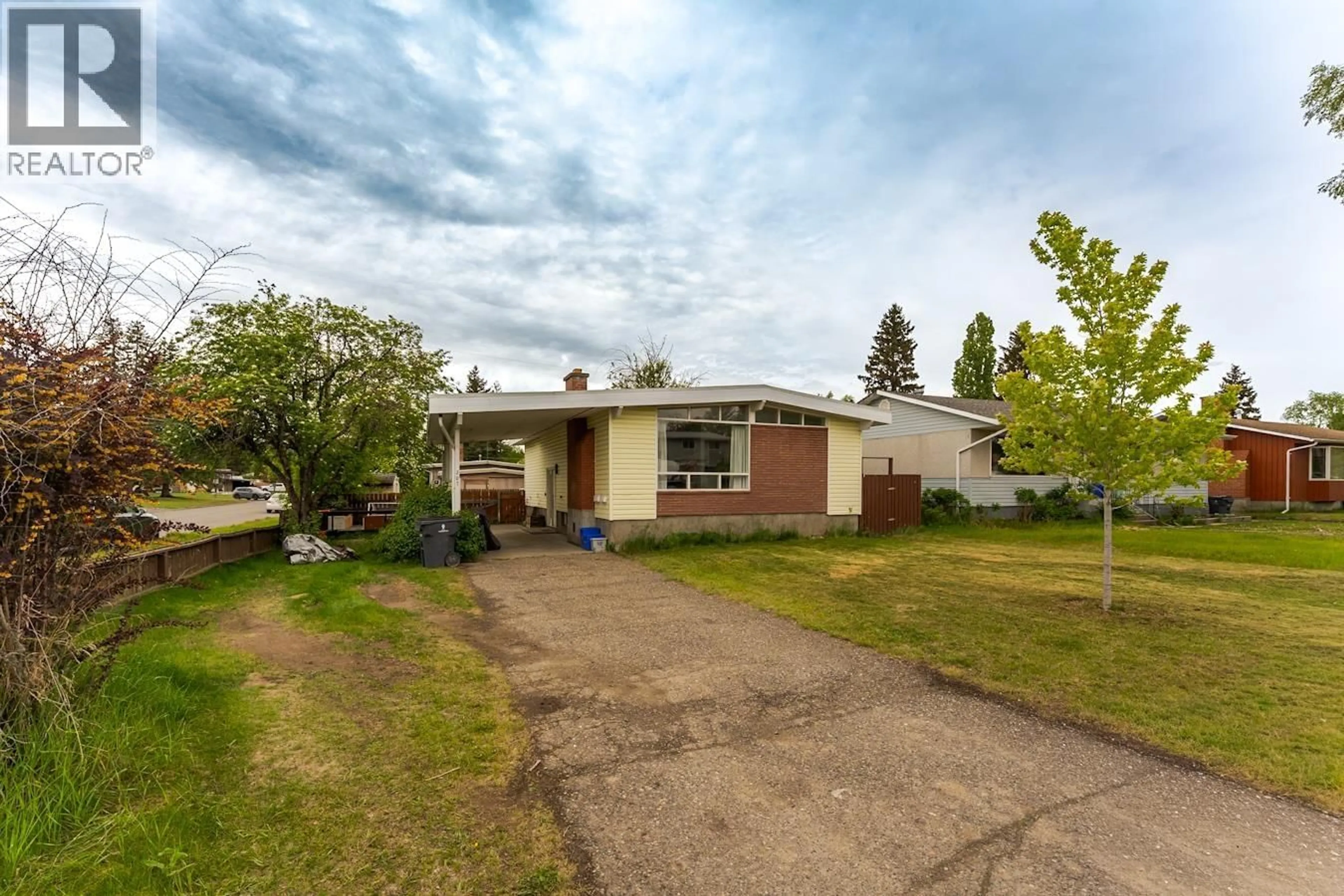 A pic from outside/outdoor area/front of a property/back of a property/a pic from drone, street for 207 OGILVIE STREET, Prince George British Columbia V2M3H7