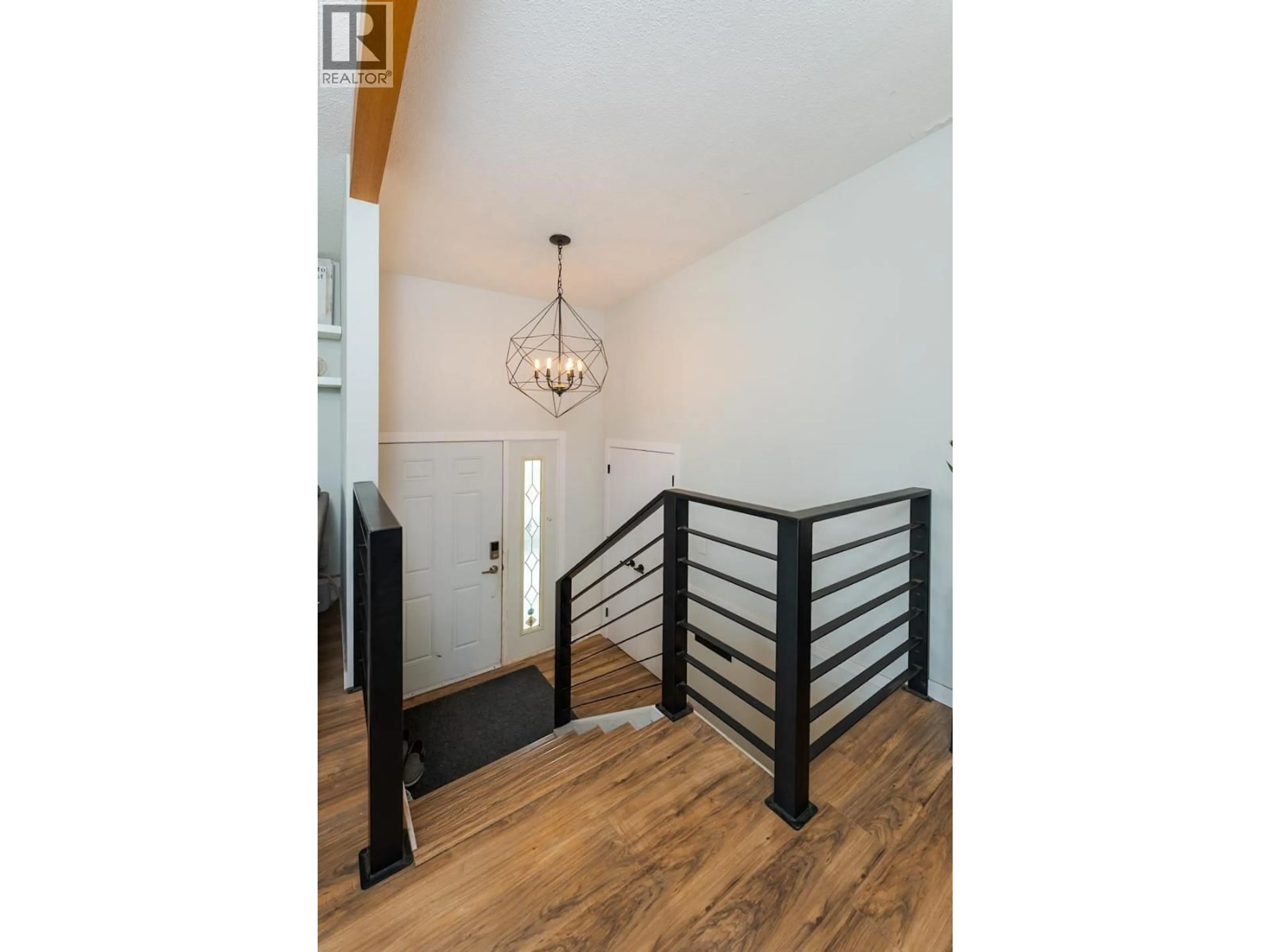 Indoor entryway for 207 OGILVIE STREET, Prince George British Columbia V2M3H7
