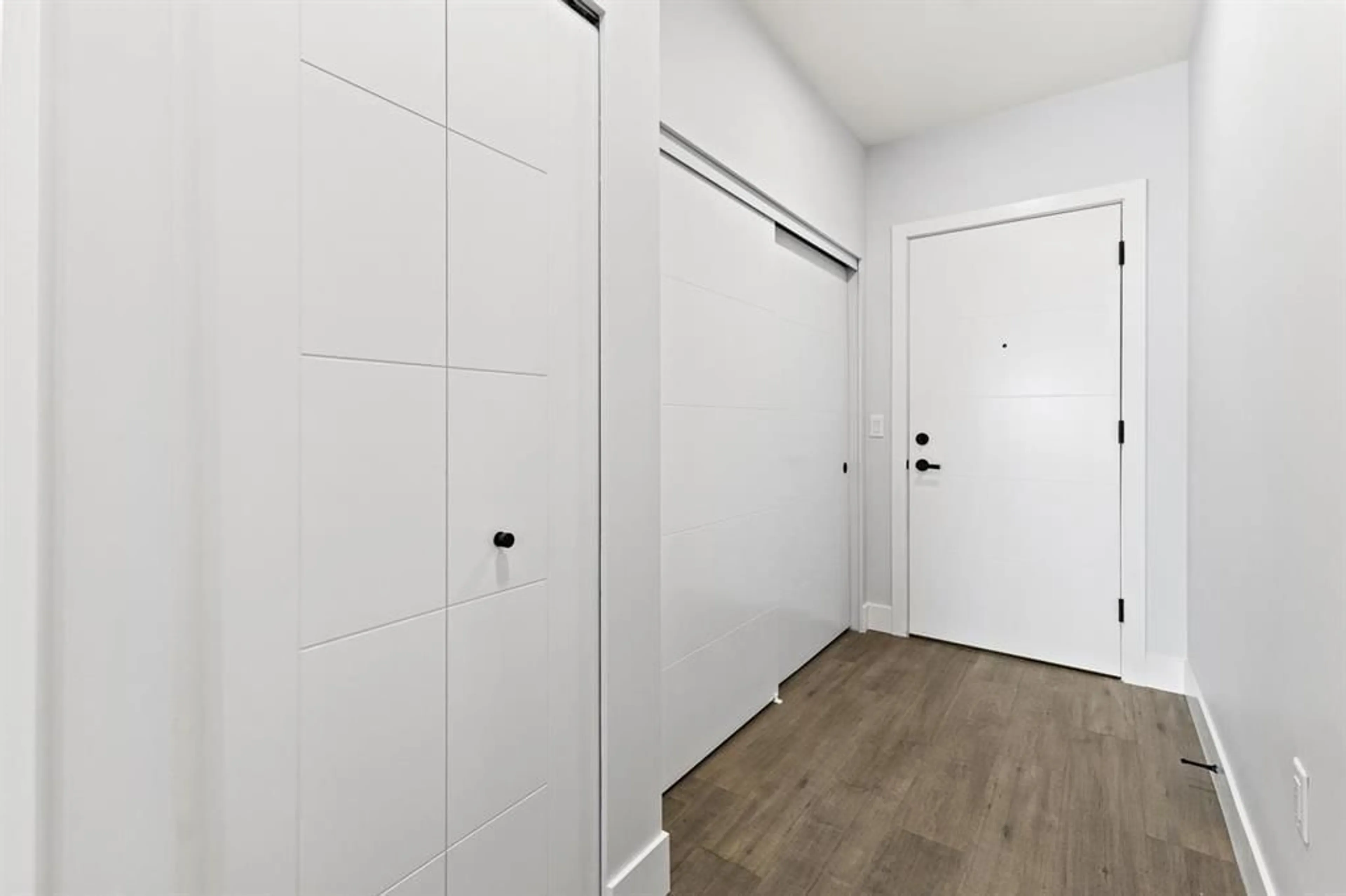 Indoor entryway for 418 - 20061 FRASER HIGHWAY, Langley British Columbia V3A0R4