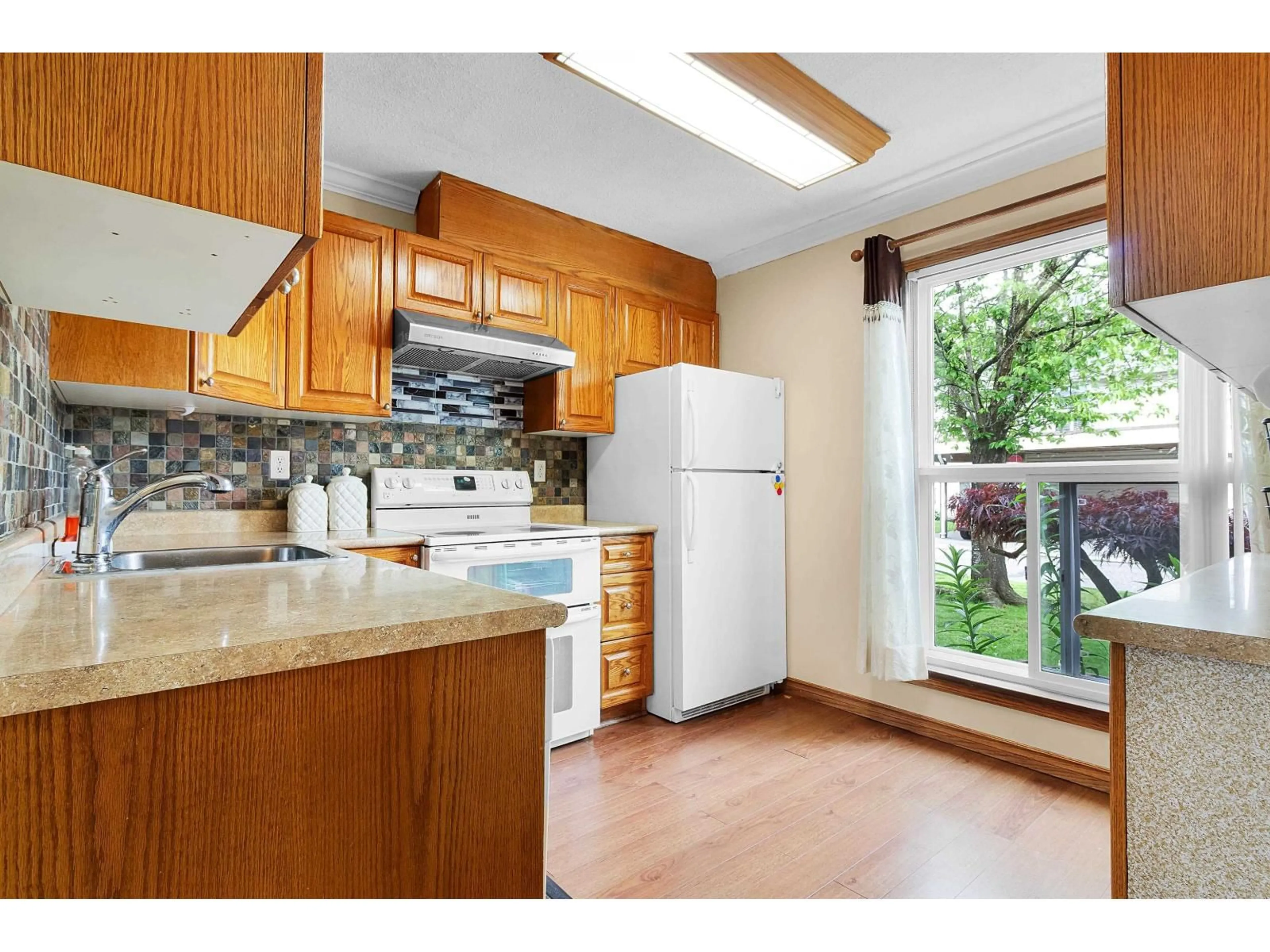 Standard kitchen, wood/laminate floor for 173 - 32550 MACLURE ROAD, Abbotsford British Columbia V2T4N3
