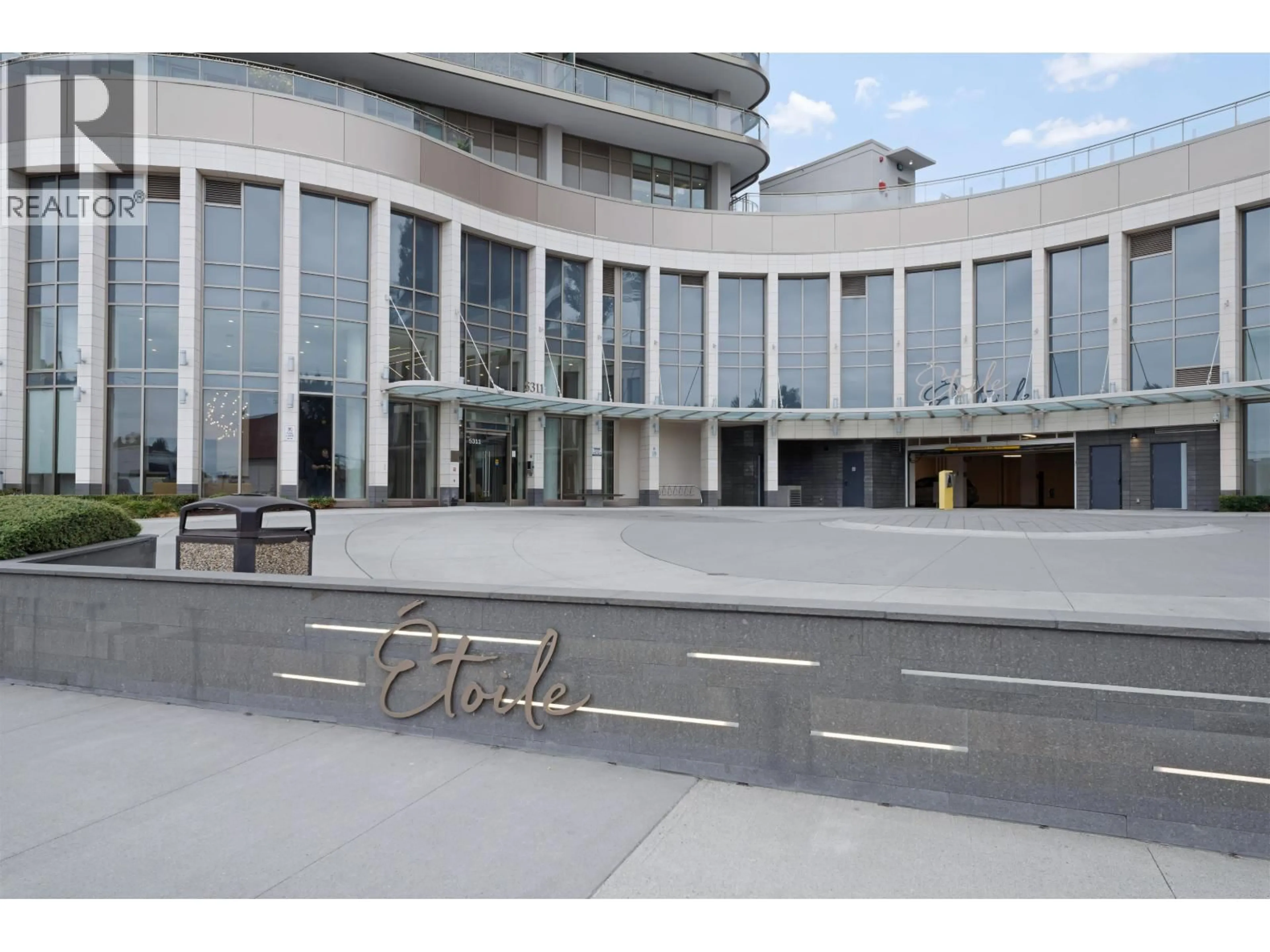 Indoor foyer for 1007 - 5311 GORING STREET, Burnaby British Columbia V5B0B5