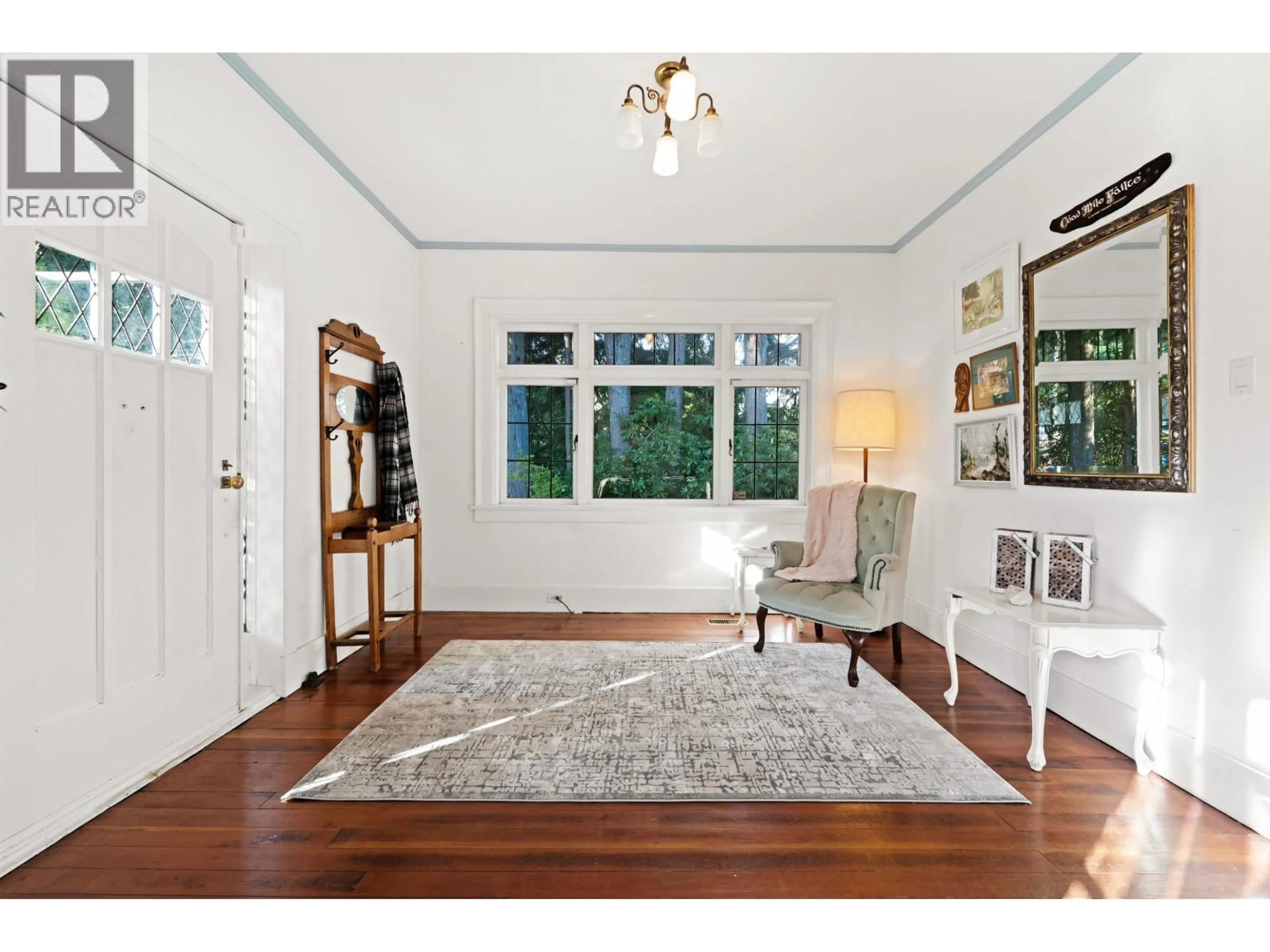Indoor entryway for 1376 11TH STREET, West Vancouver British Columbia V7T2M9