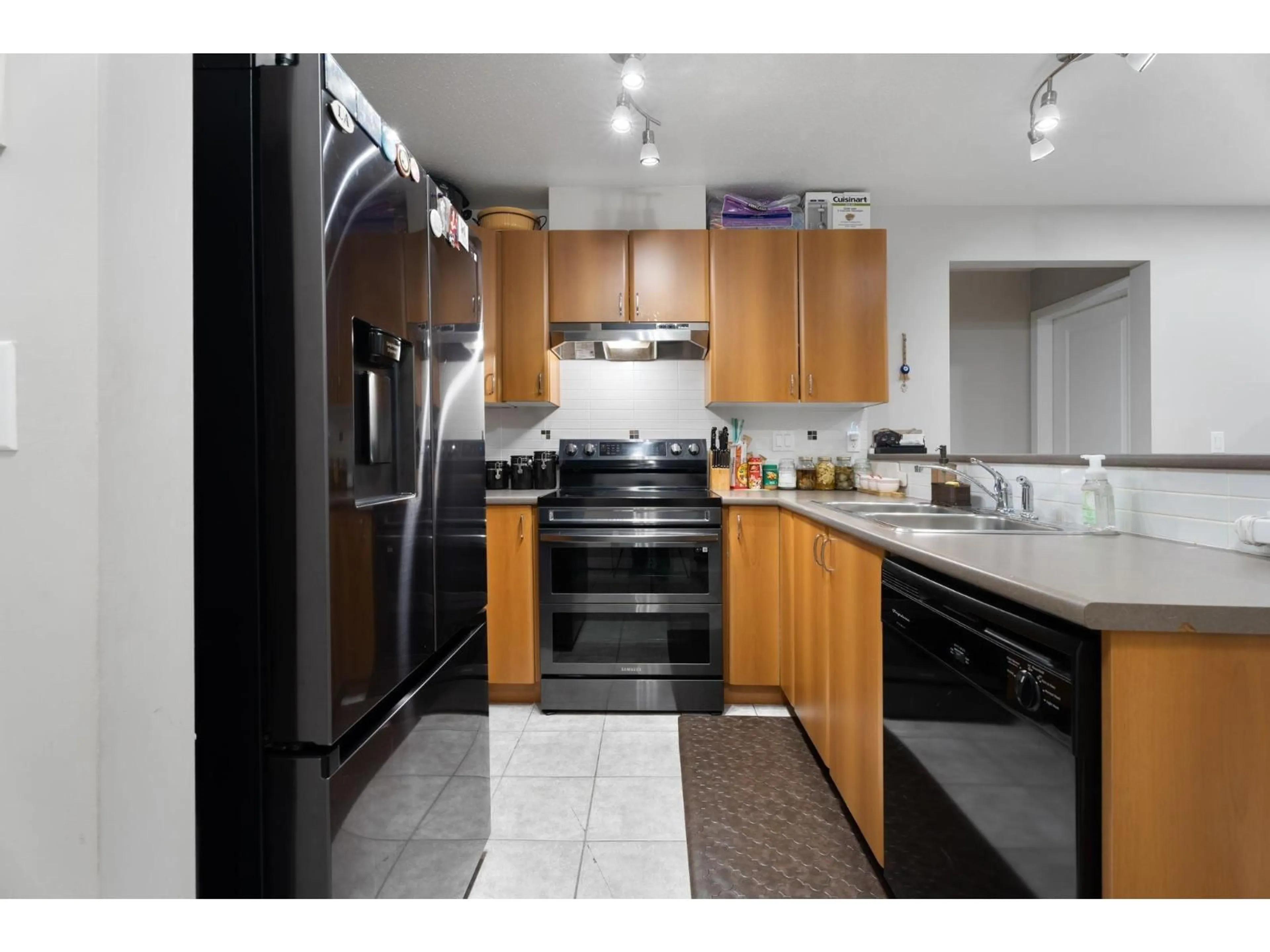 Standard kitchen, unknown for 203 - 14885 105 AVENUE, Surrey British Columbia V3R2V6