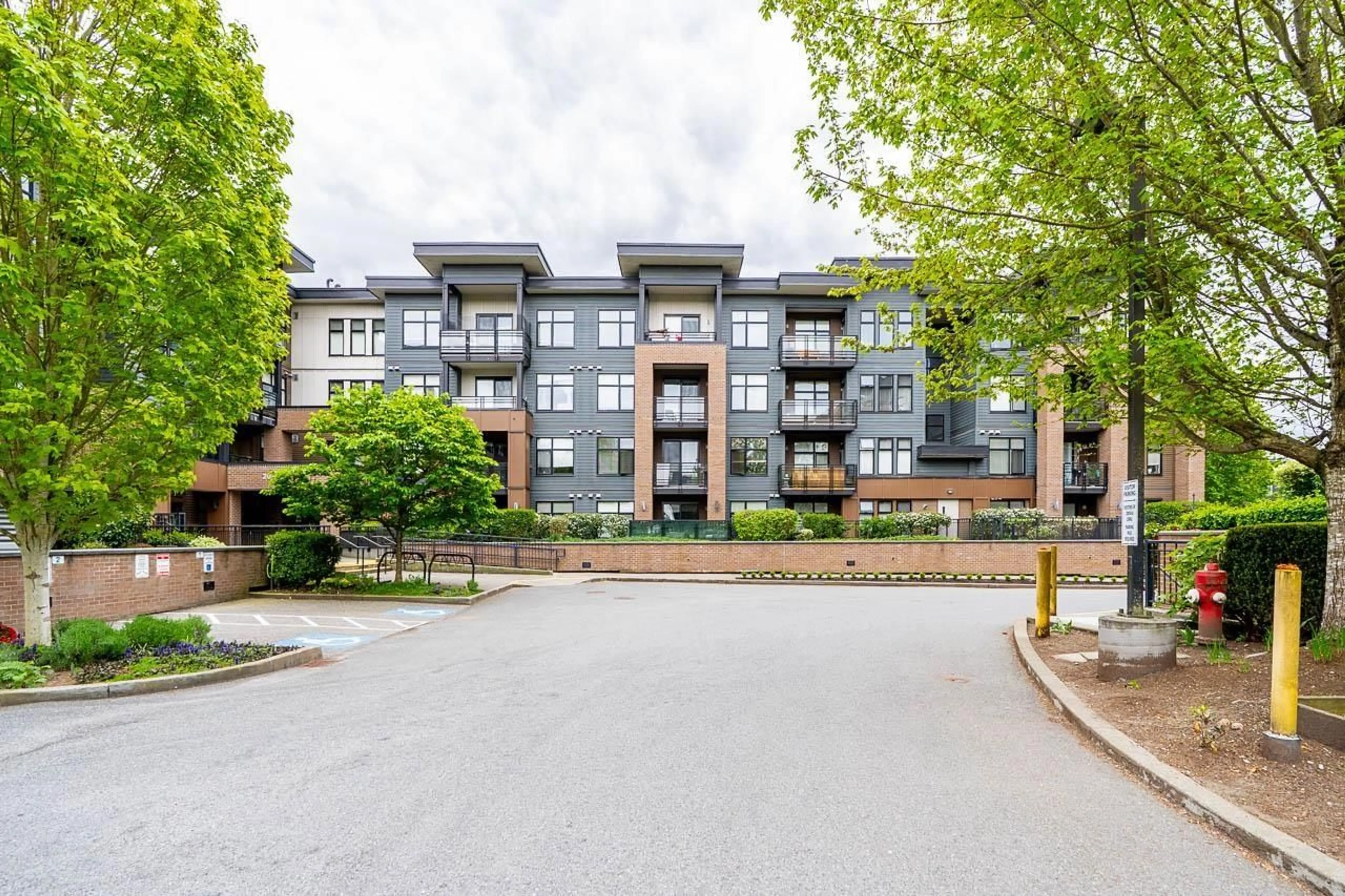 A pic from outside/outdoor area/front of a property/back of a property/a pic from drone, unknown for 305 - 20068 FRASER HIGHWAY, Langley British Columbia V3A0H2
