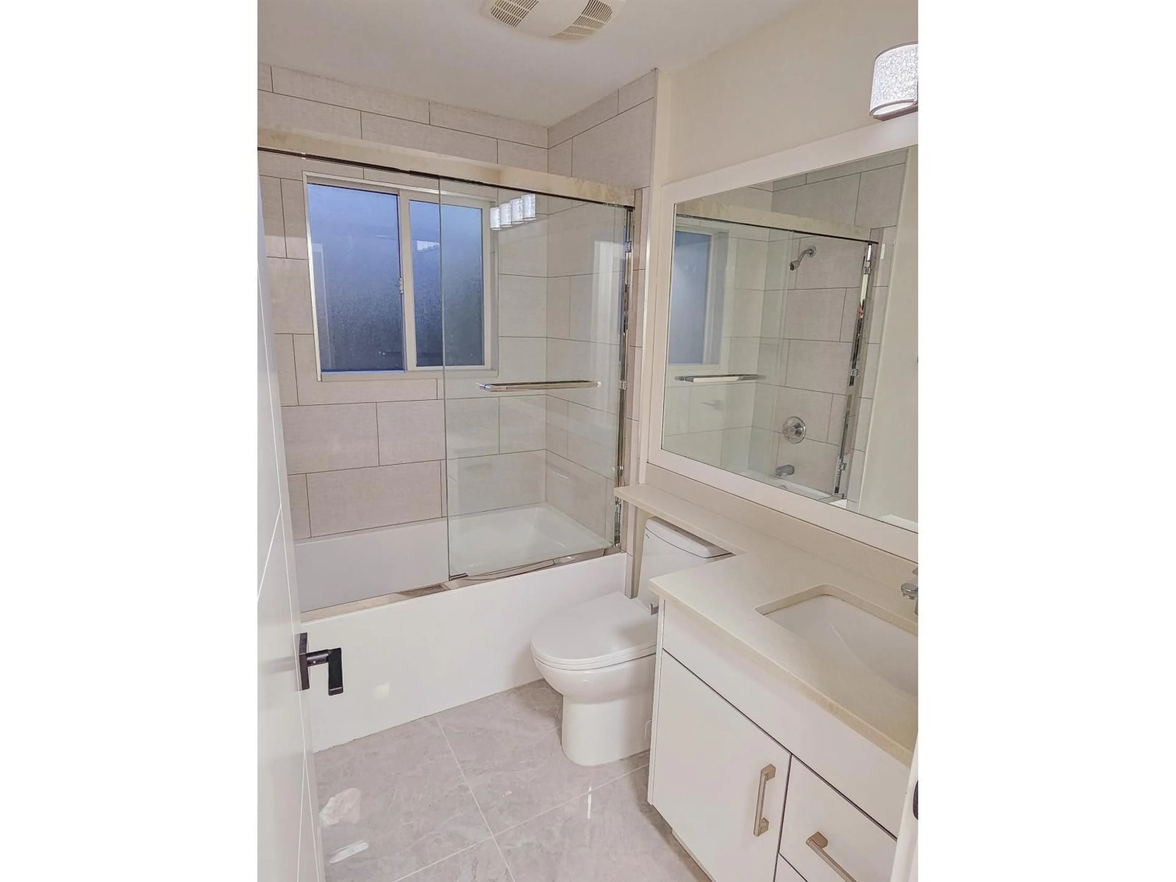 Standard bathroom, ceramic/tile floor for 9335 JACKSON STREET, Chilliwack British Columbia V2P3X2
