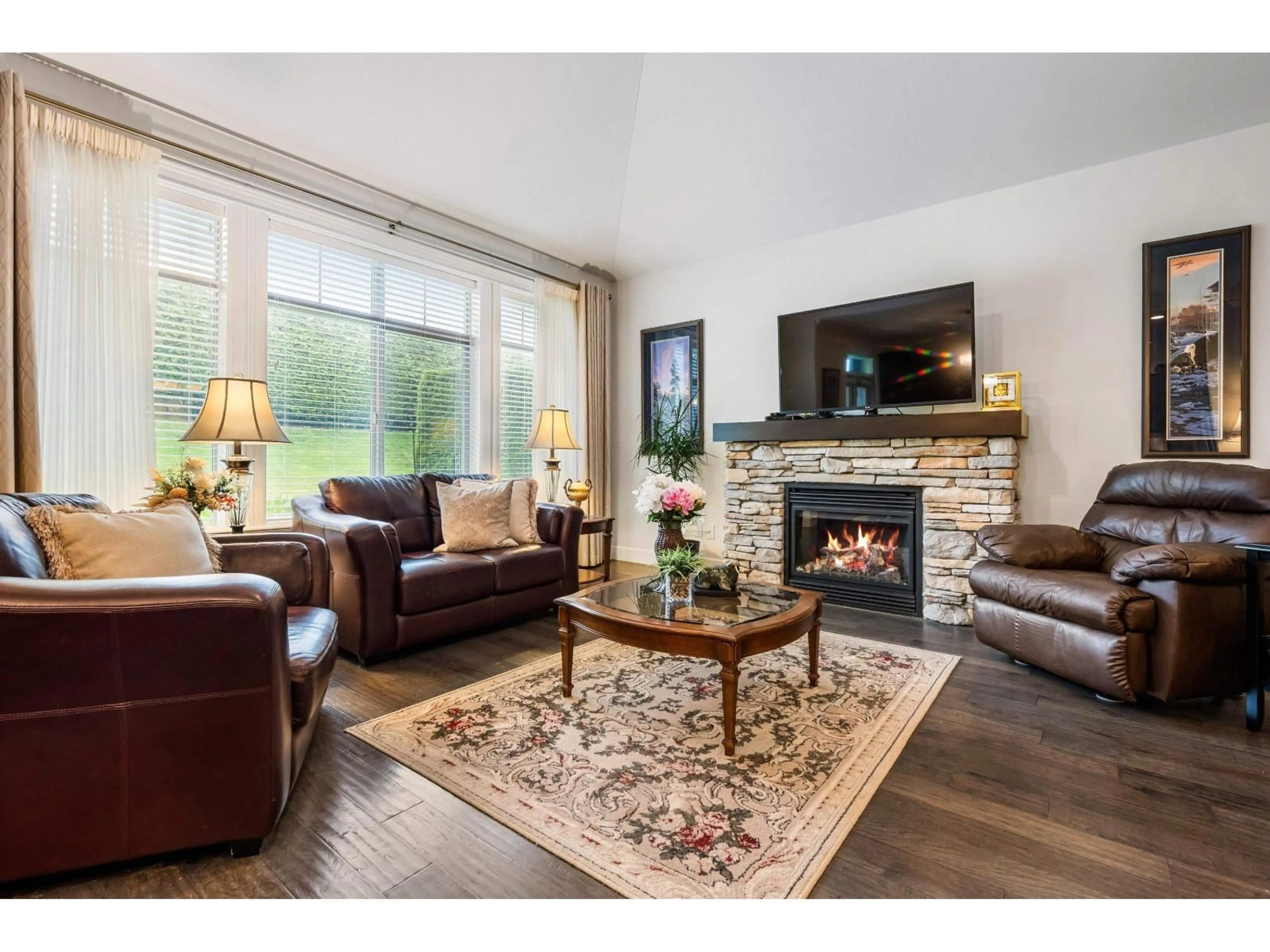 Living room with furniture, wood/laminate floor for 115 - 45900 SOUTH SUMAS ROAD, Chilliwack British Columbia V2R0S9
