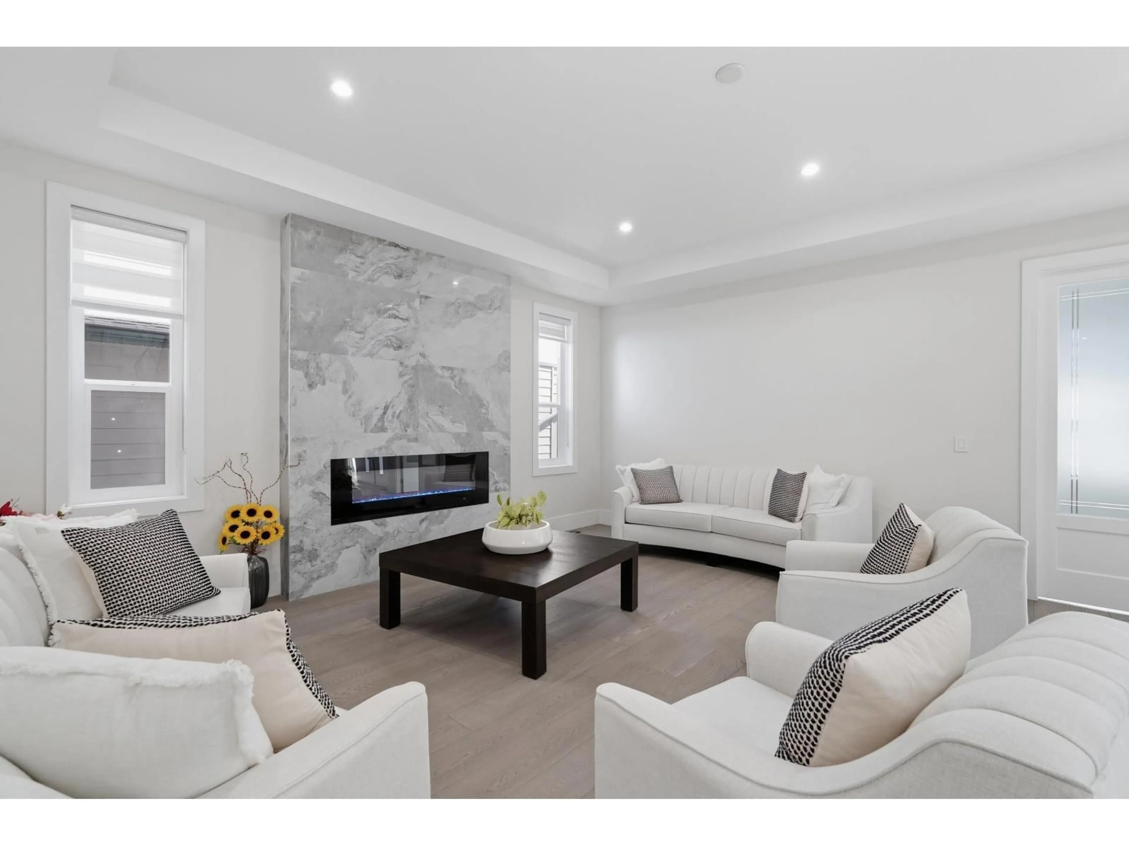 Living room with furniture, unknown for 20549 70A AVENUE, Langley British Columbia V2Y2J9