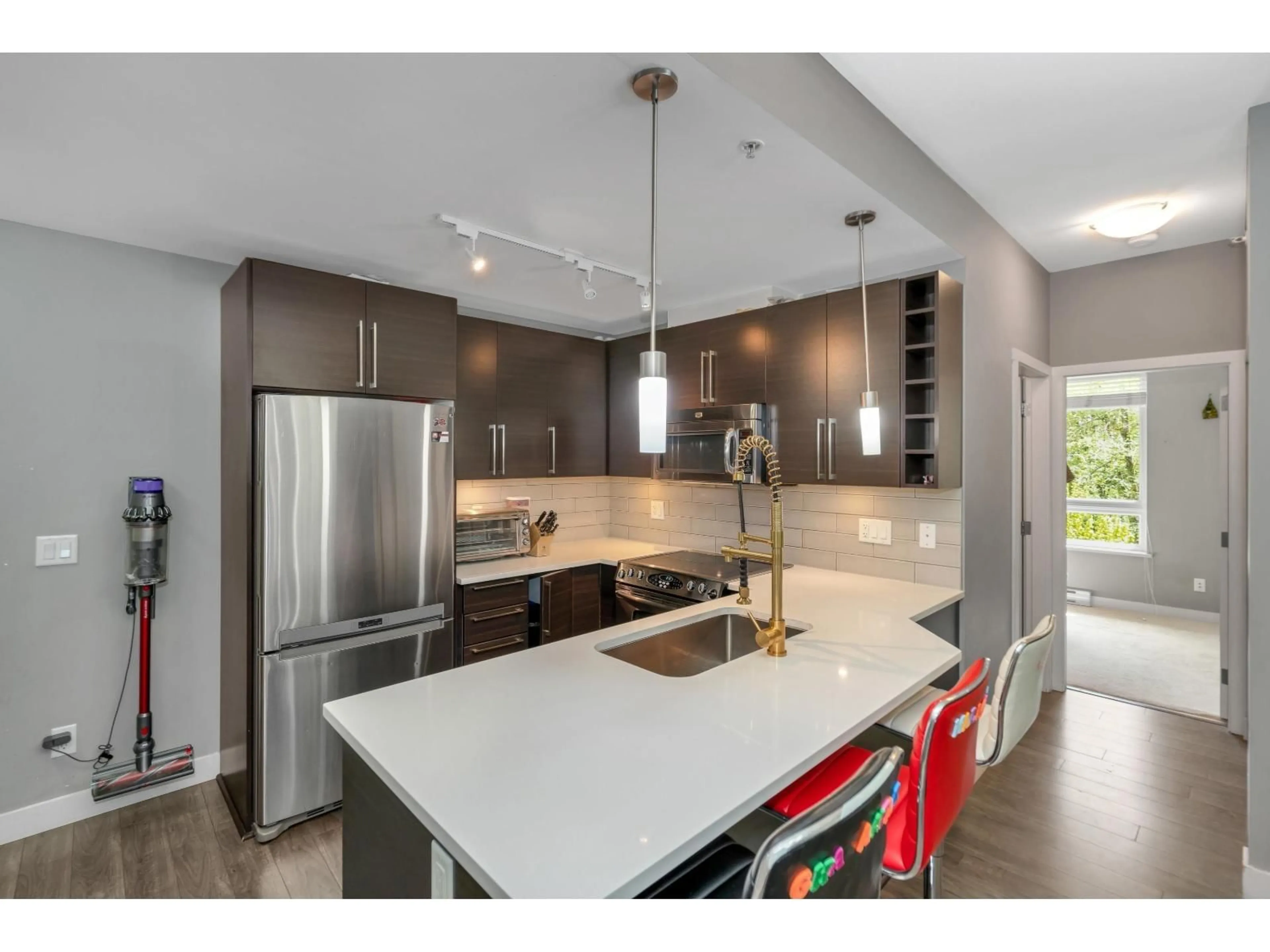 Contemporary kitchen, ceramic/tile floor for 411 - 14358 60 AVENUE, Surrey British Columbia V3X0G3