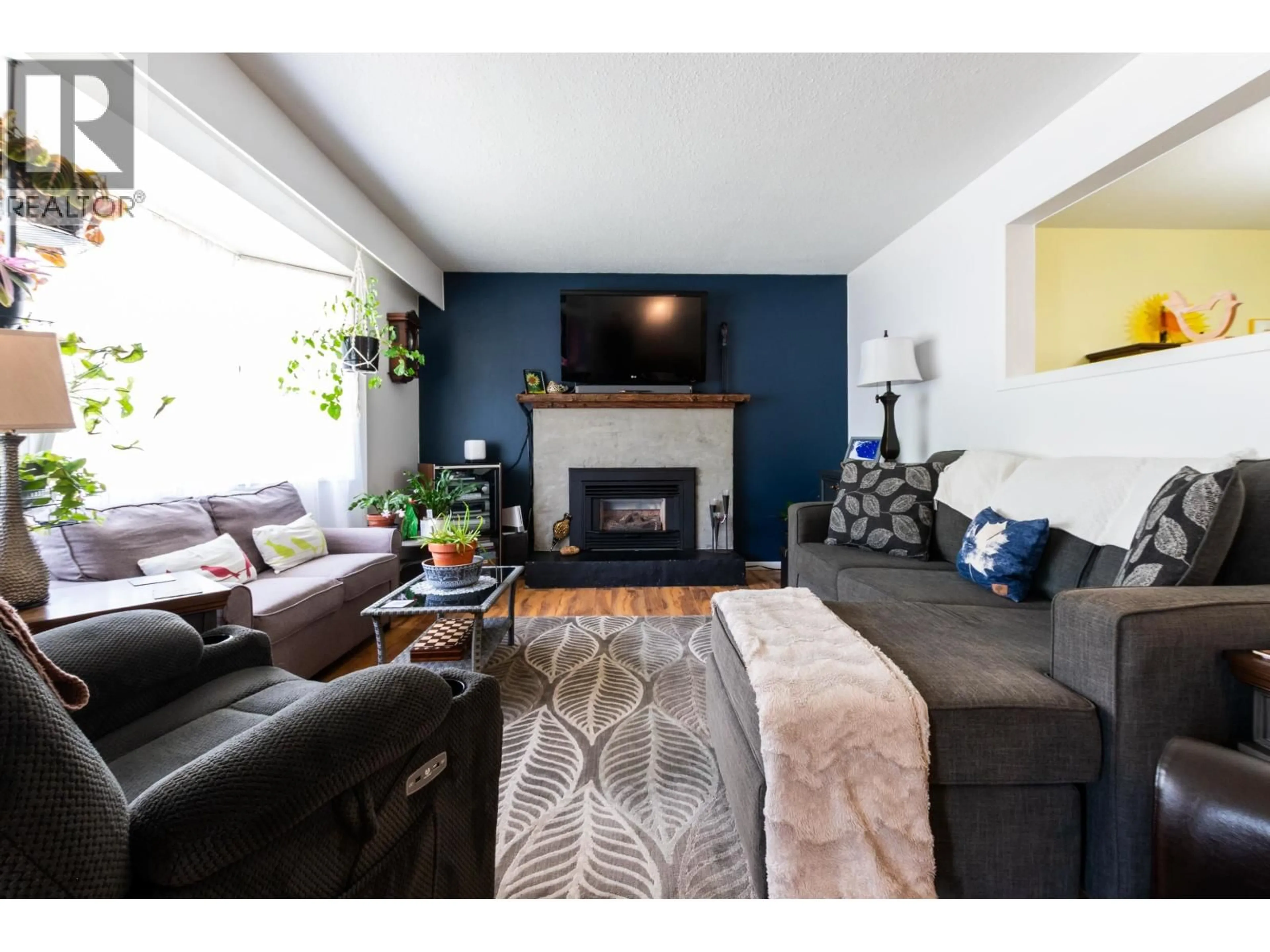 Living room with furniture, wood/laminate floor for 3091 SPRUCE STREET, Prince George British Columbia V2L2S6