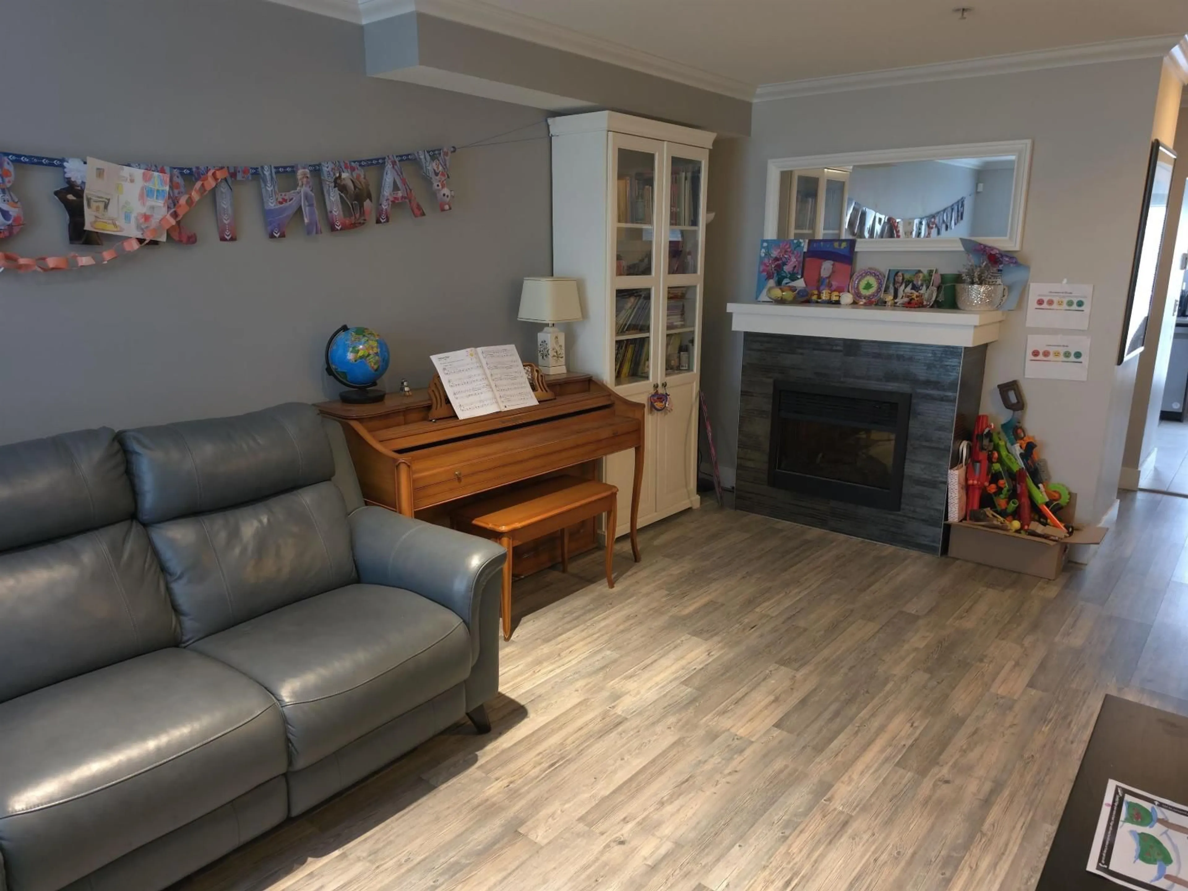 Living room with furniture, wood/laminate floor for 47 - 15833 26 AVENUE, Surrey British Columbia V3Z2X5