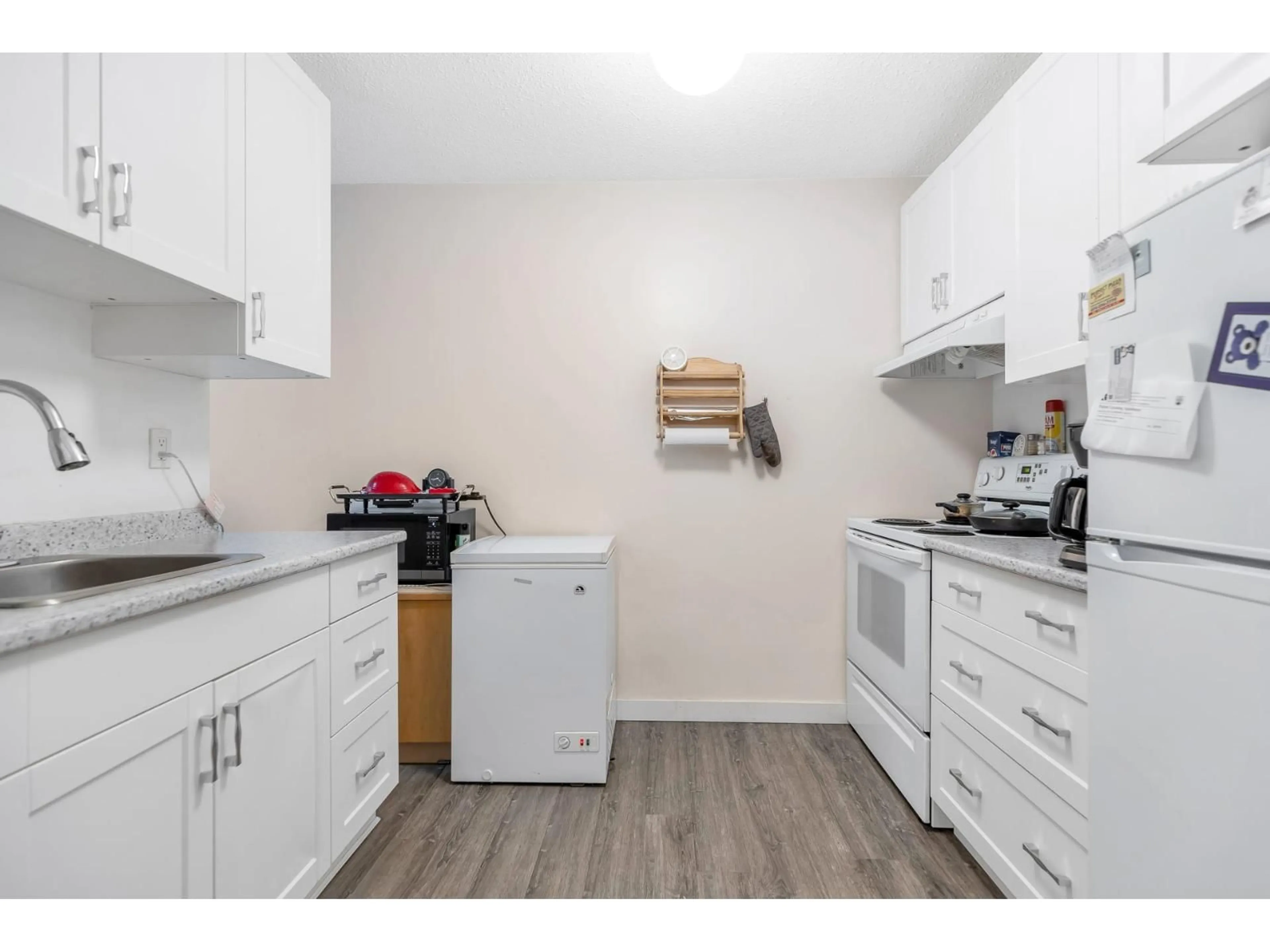 Standard kitchen, wood/laminate floor for 109A - 8635 120 STREET, Delta British Columbia V4C6R5