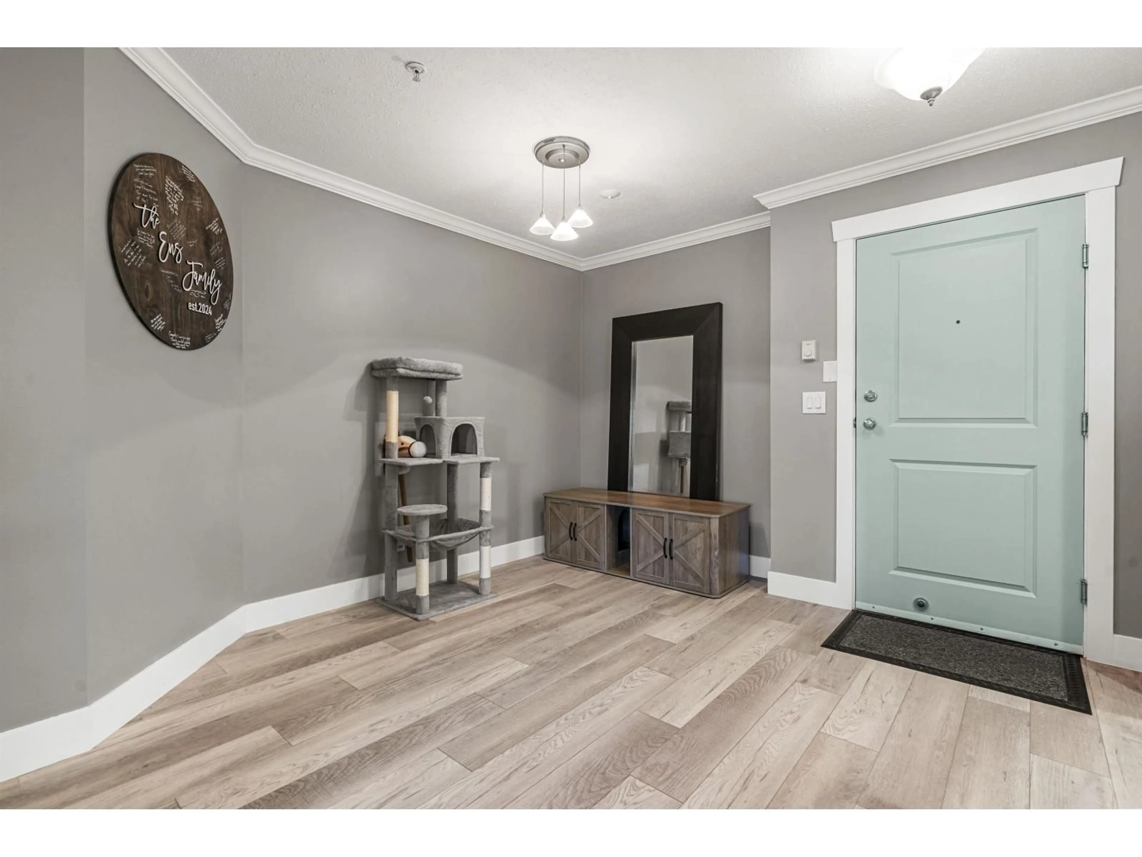 Indoor entryway for 204 - 33255 OLD YALE ROAD, Abbotsford British Columbia V2S8R2