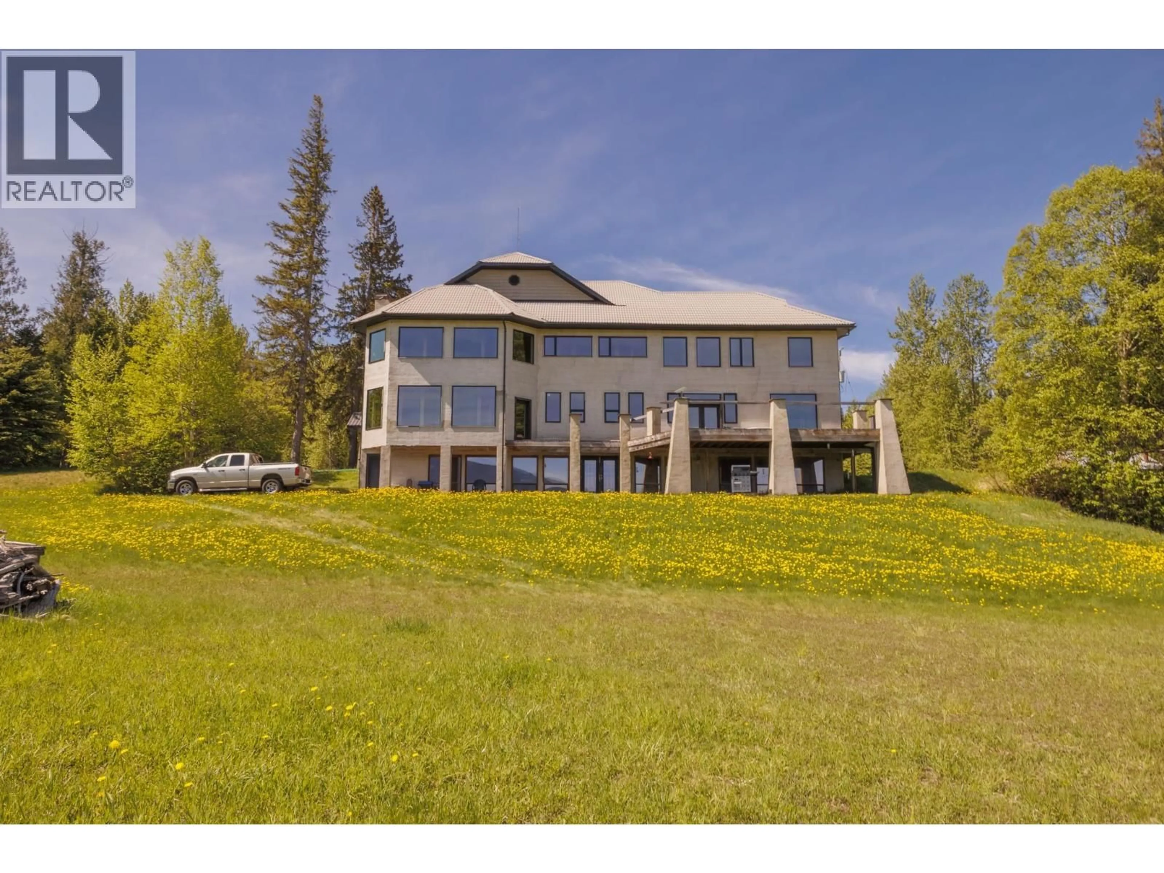 A pic from outside/outdoor area/front of a property/back of a property/a pic from drone, unknown for 8985 CRESCENT SPUR ROAD, McBride British Columbia V0J2E0