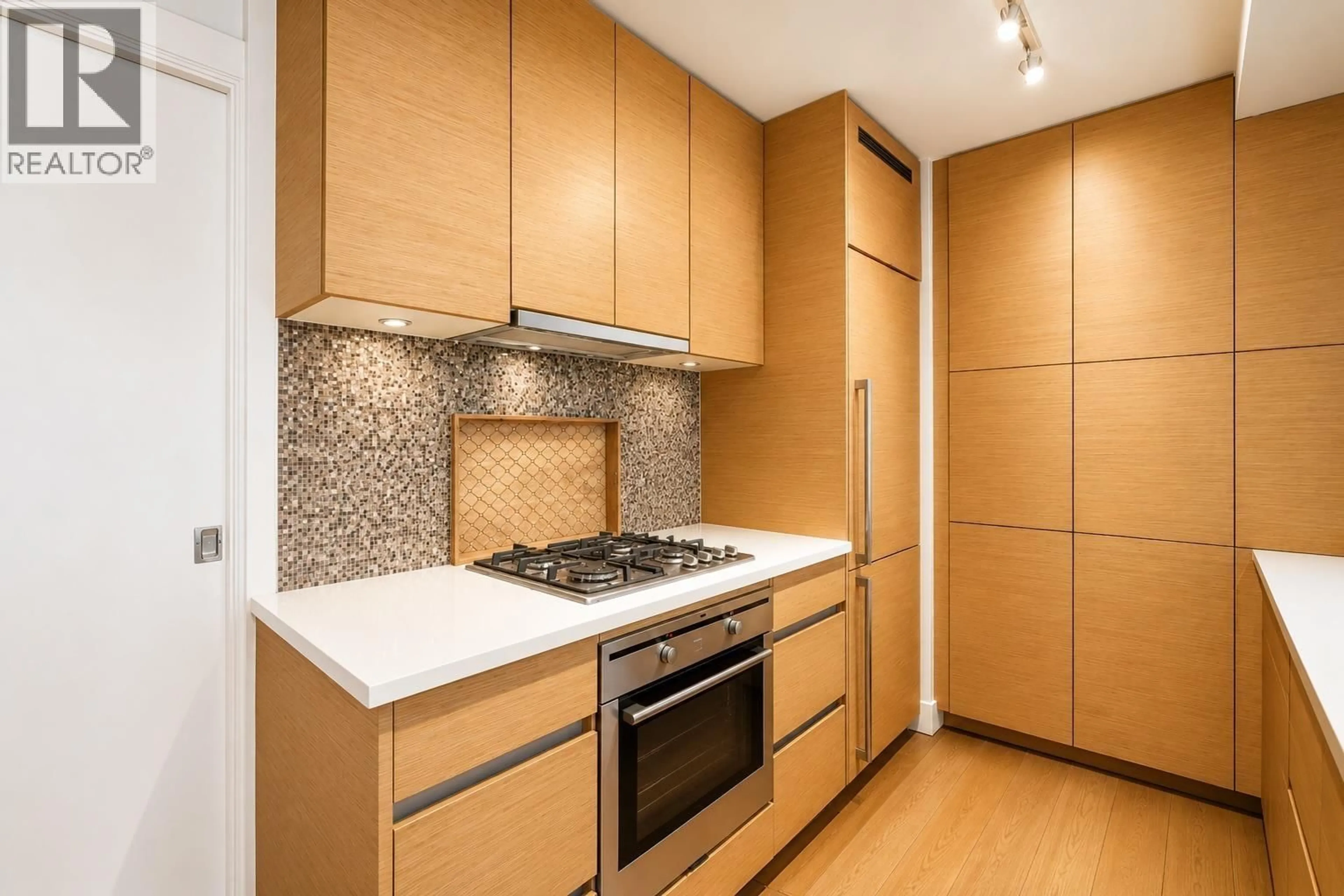 Standard kitchen, unknown for 1901 - 565 SMITHE STREET, Vancouver British Columbia V6B0E4