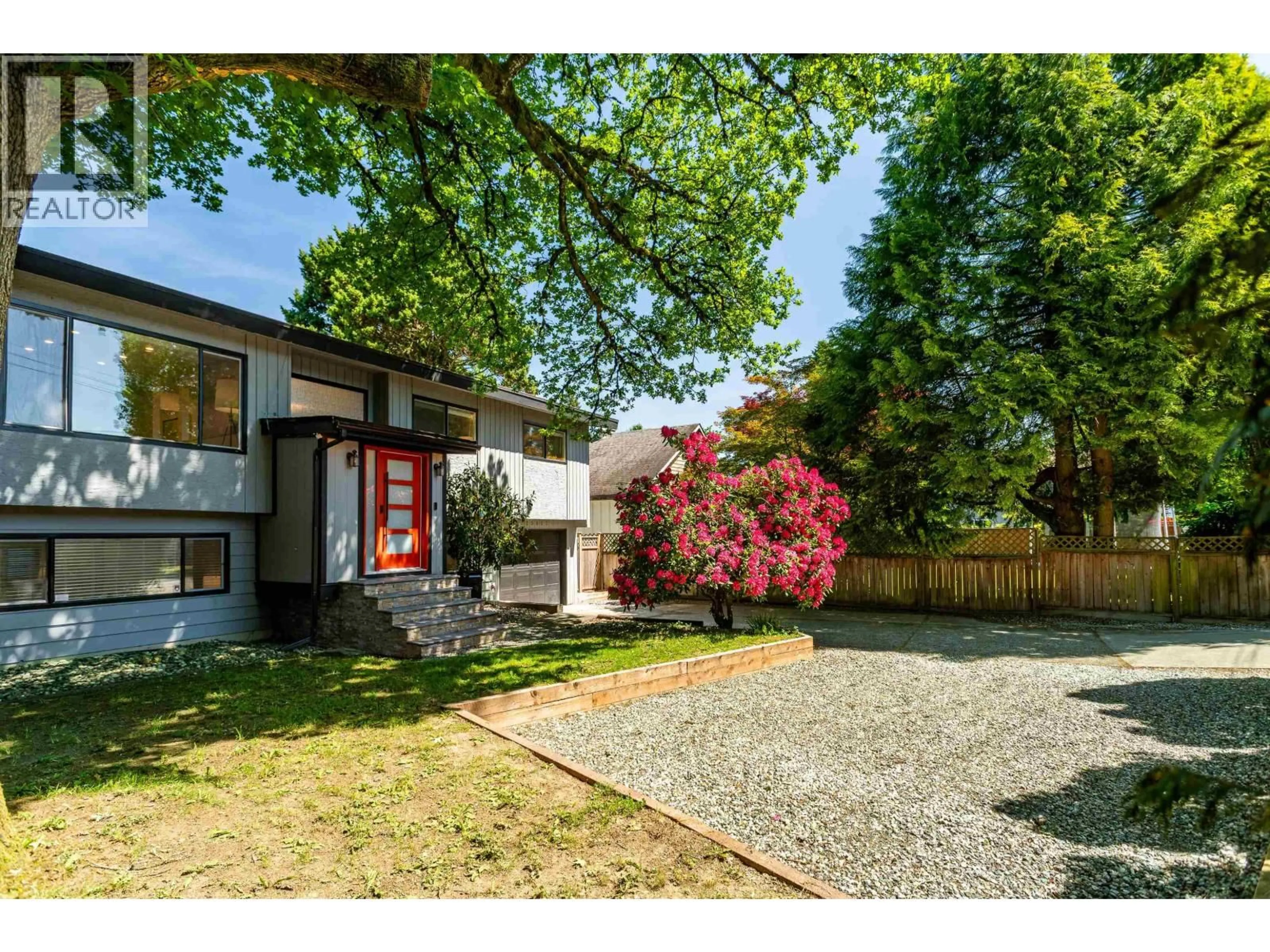 A pic from outside/outdoor area/front of a property/back of a property/a pic from drone, street for 20823 RIVER ROAD, Maple Ridge British Columbia V2X1Z8
