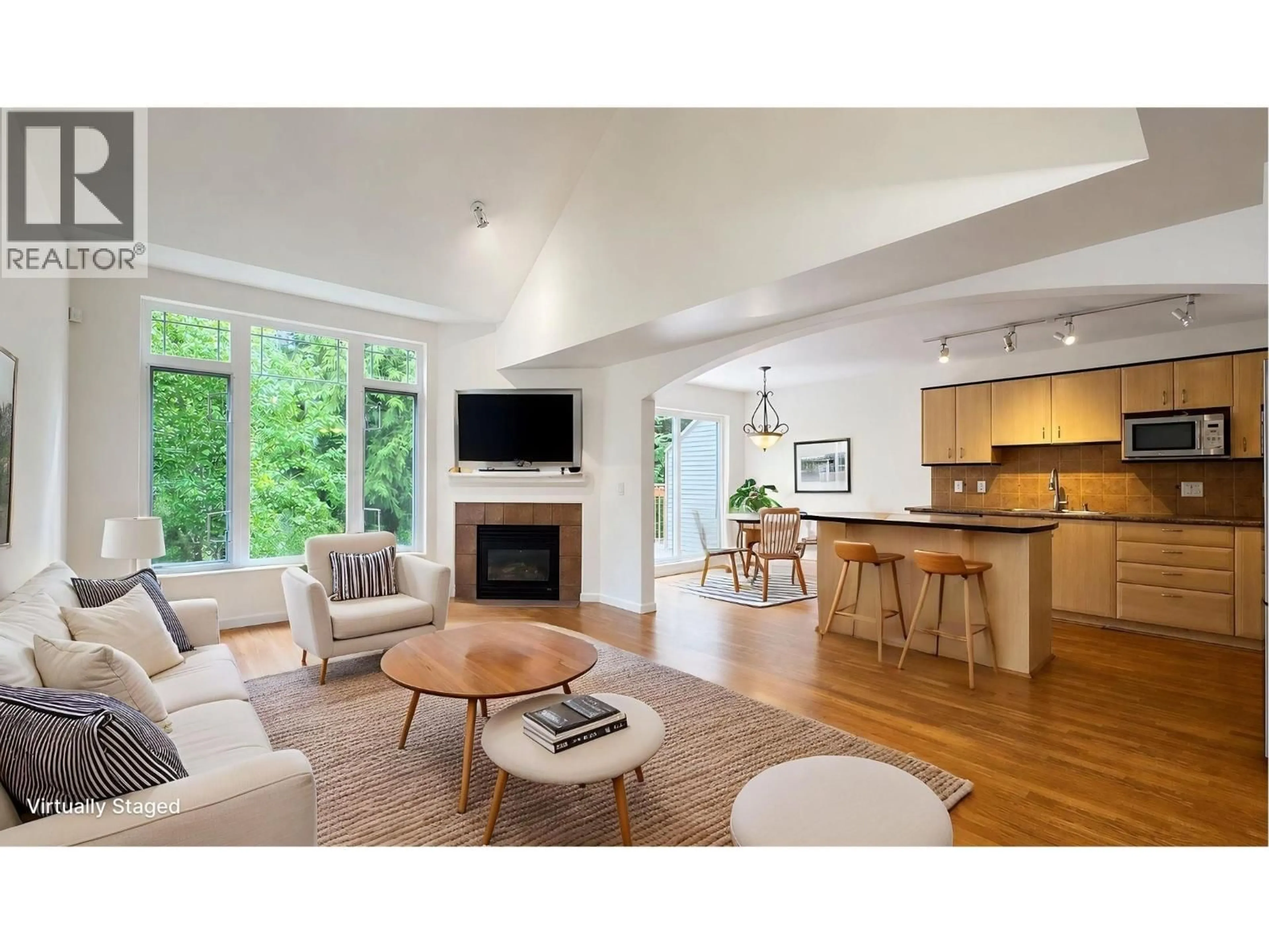 Living room with furniture, unknown for 35 - 2351 PARKWAY BOULEVARD, Coquitlam British Columbia V3E3P2