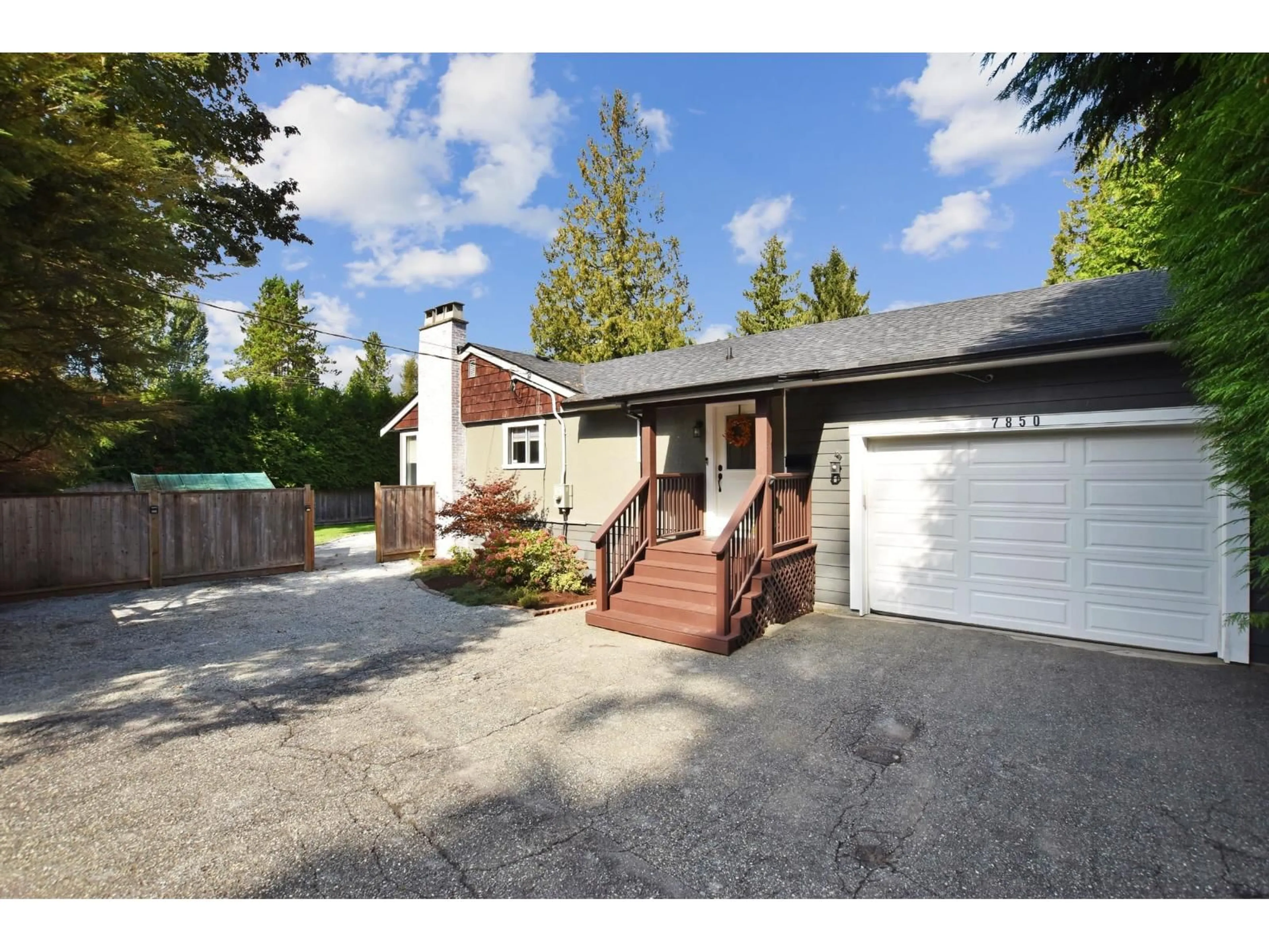 A pic from outside/outdoor area/front of a property/back of a property/a pic from drone, street for 7850 HORNE STREET, Mission British Columbia V2V3Z3