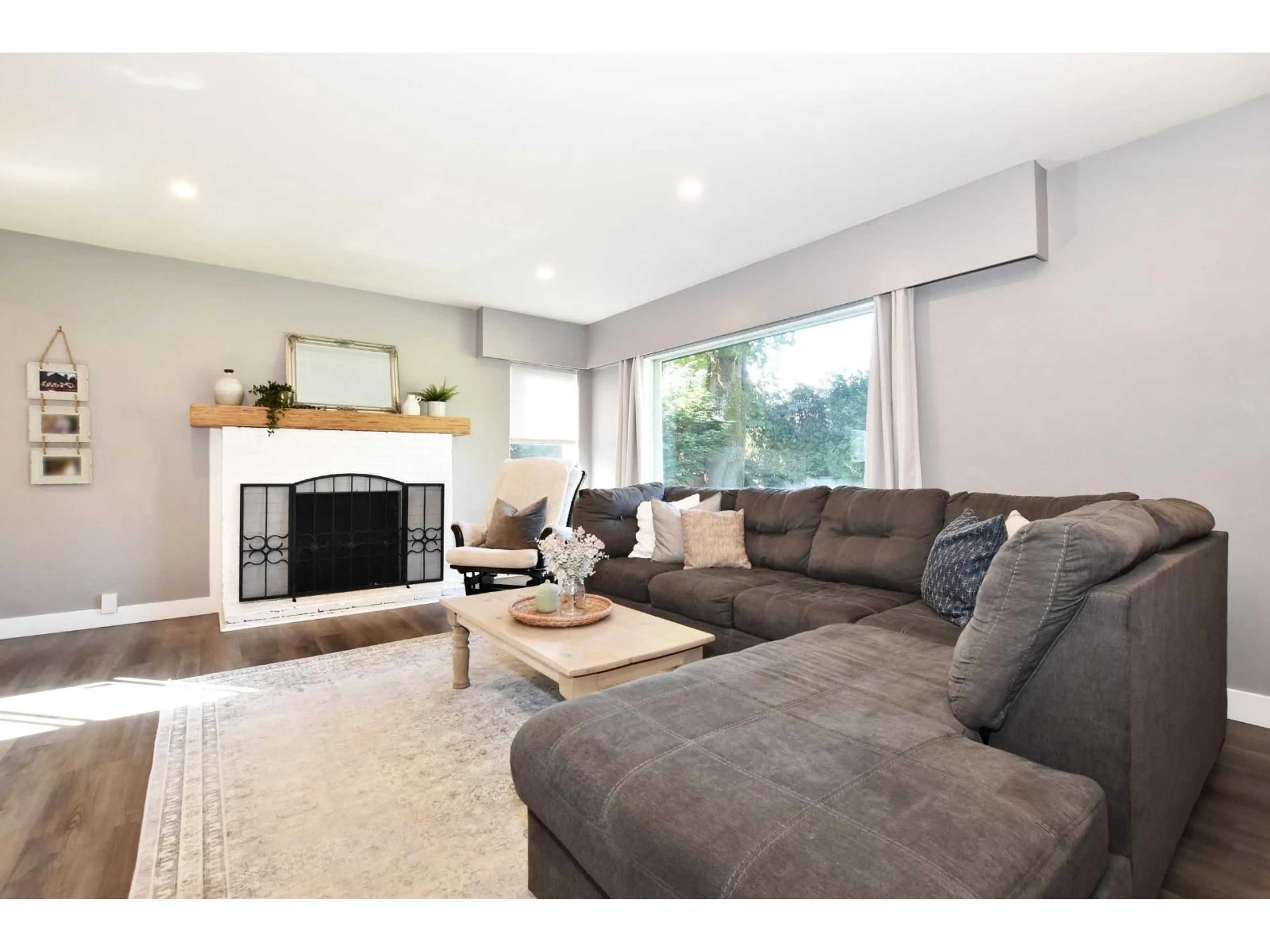 Living room with furniture, unknown for 7850 HORNE STREET, Mission British Columbia V2V3Z3