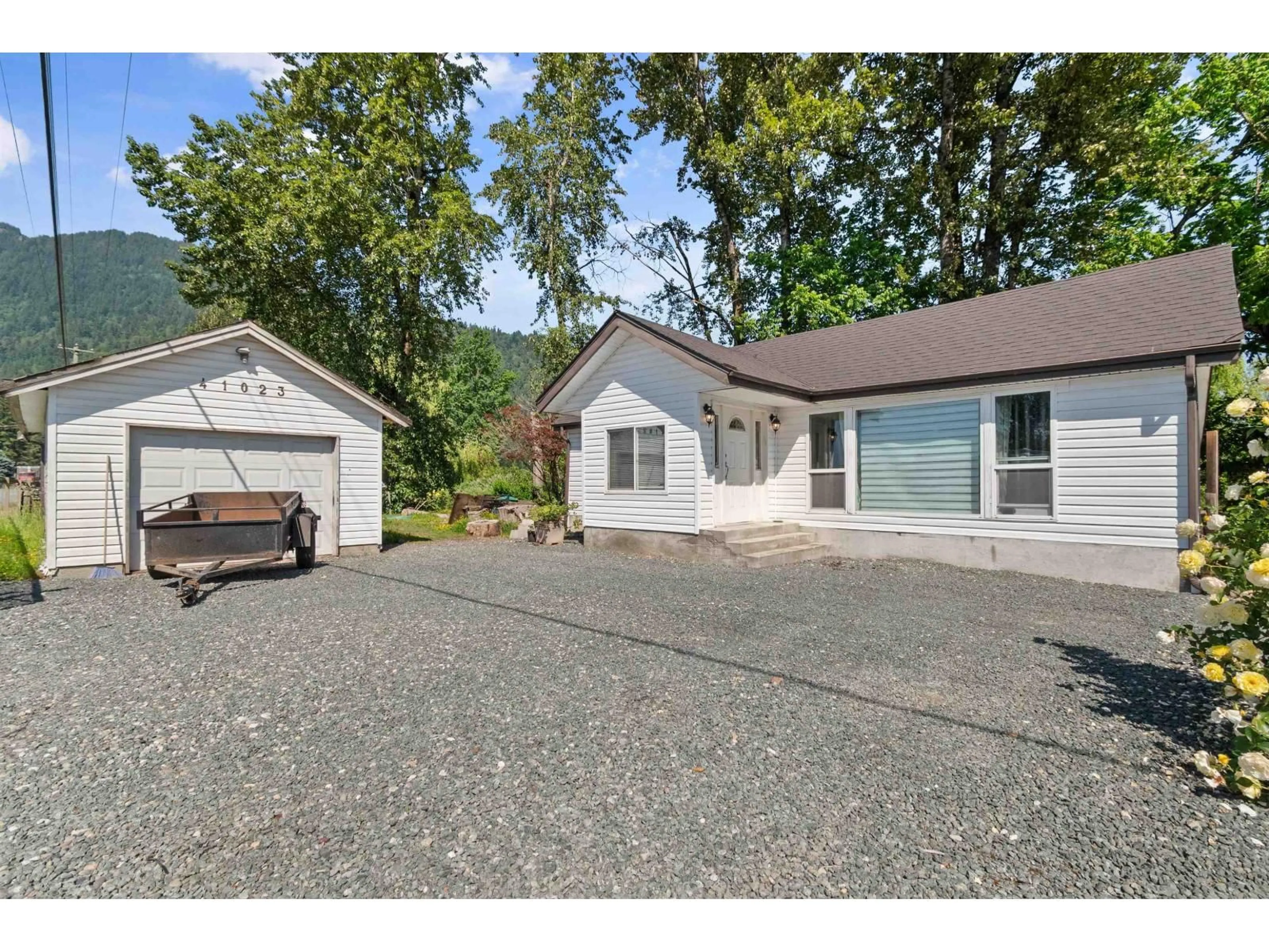 A pic from outside/outdoor area/front of a property/back of a property/a pic from drone, unknown for 41023 YALE ROAD, Chilliwack British Columbia V2R4J2
