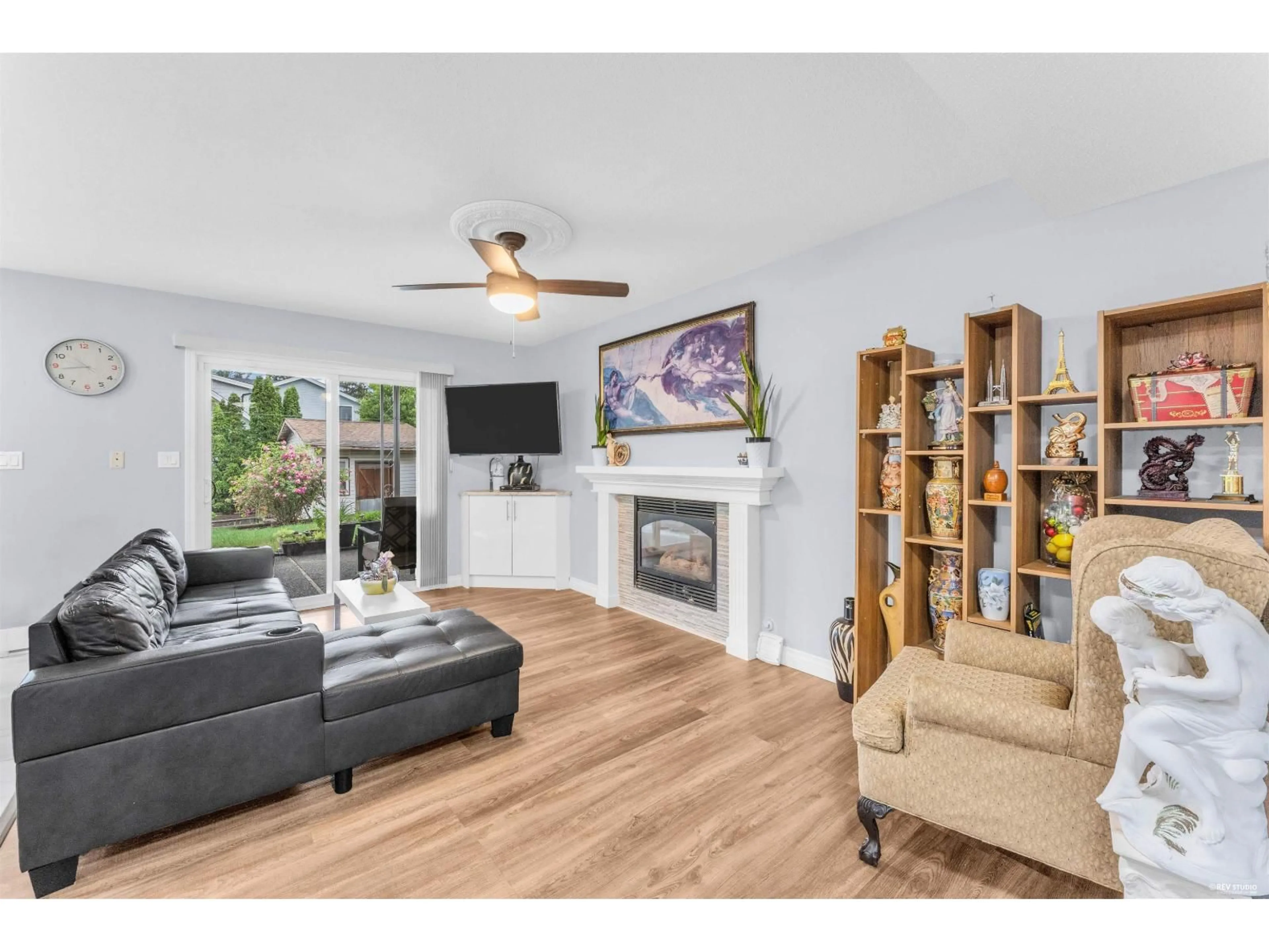Living room with furniture, wood/laminate floor for 41355 YARROW CENTRAL ROAD, Yarrow British Columbia V2R5G5