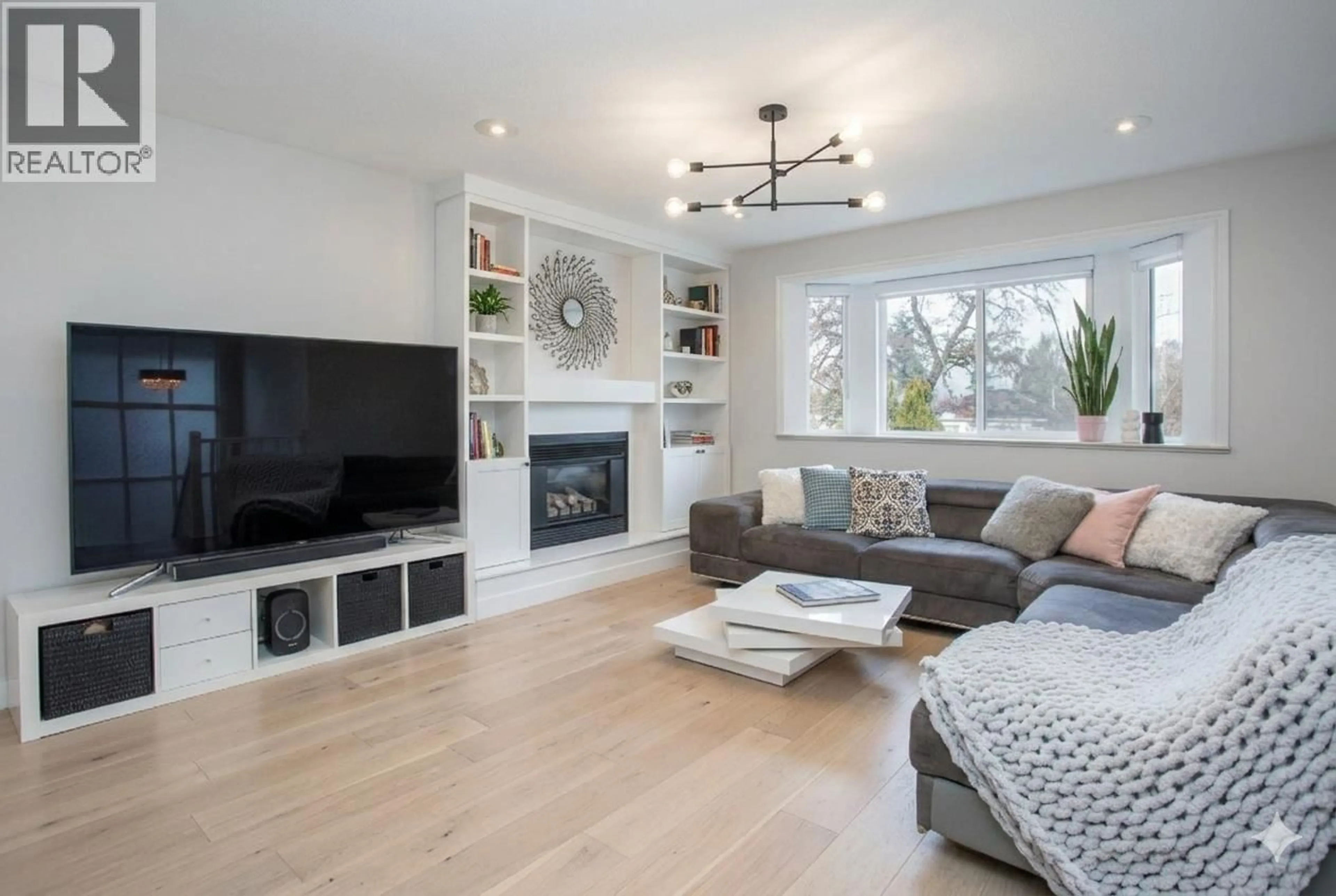 Living room with furniture, wood/laminate floor for 1278 13TH AVENUE, Vancouver British Columbia V5T2M1