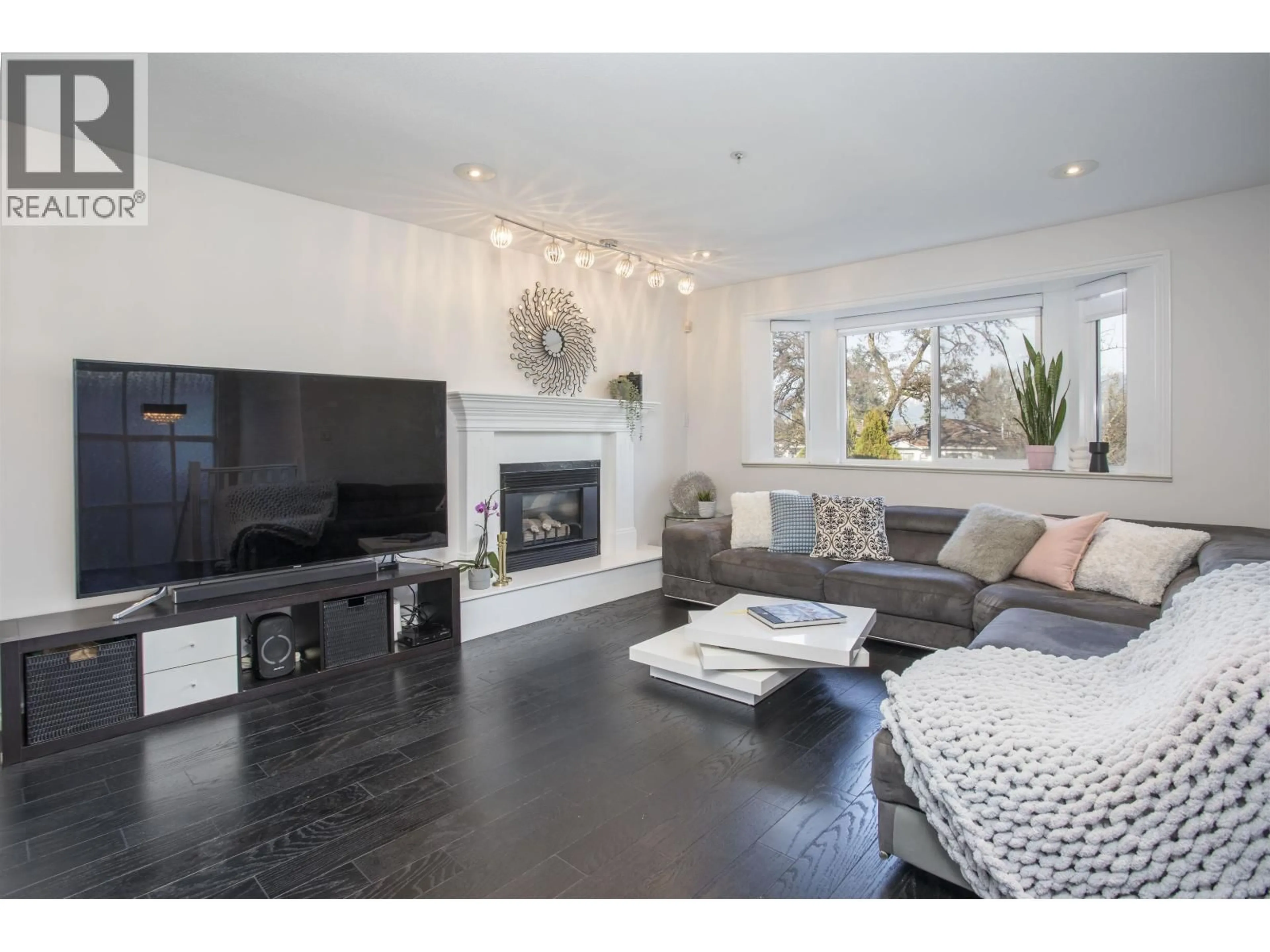 Living room with furniture, wood/laminate floor for 1278 13TH AVENUE, Vancouver British Columbia V5T2M1