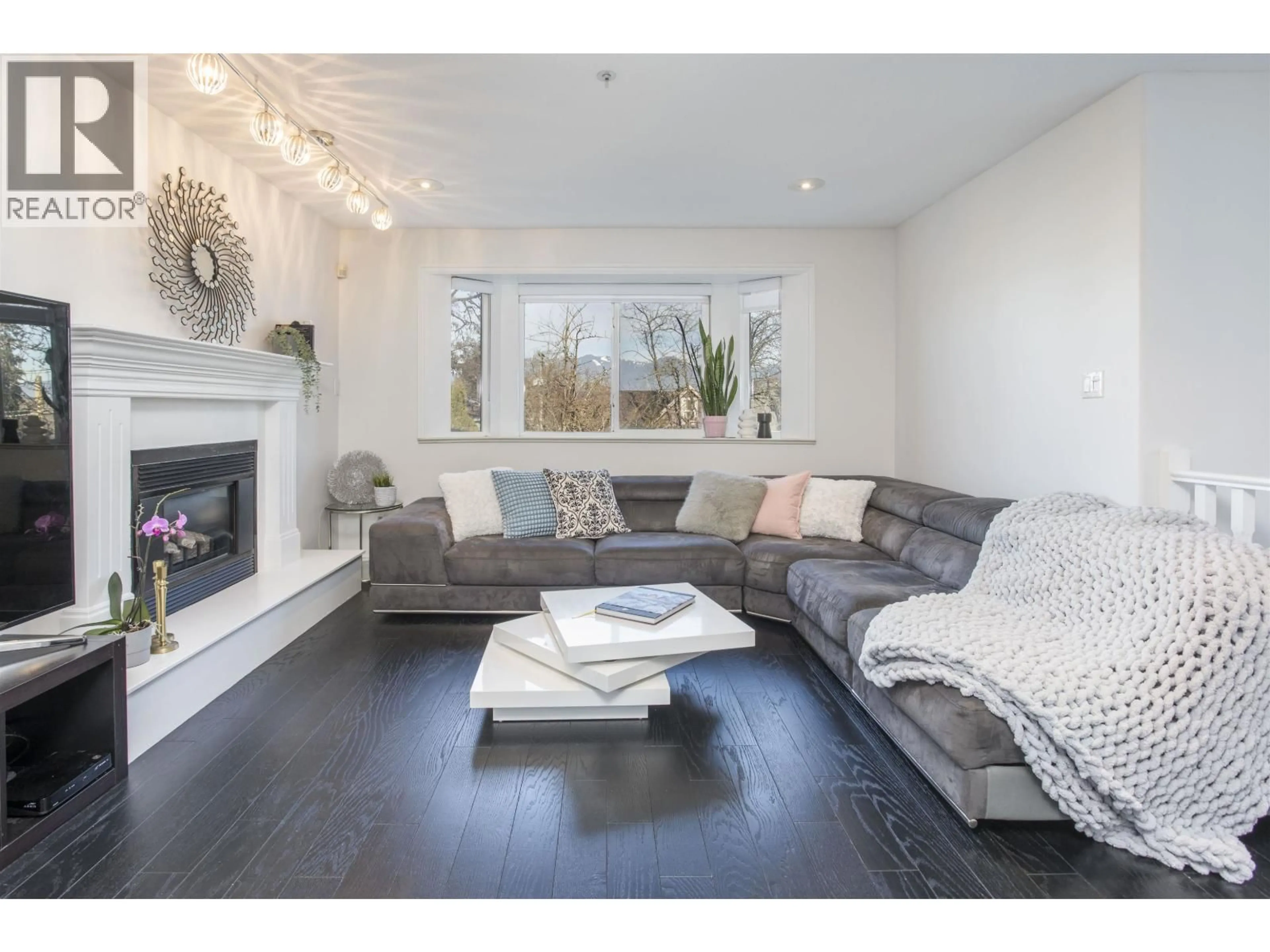 Living room with furniture, wood/laminate floor for 1278 13TH AVENUE, Vancouver British Columbia V5T2M1