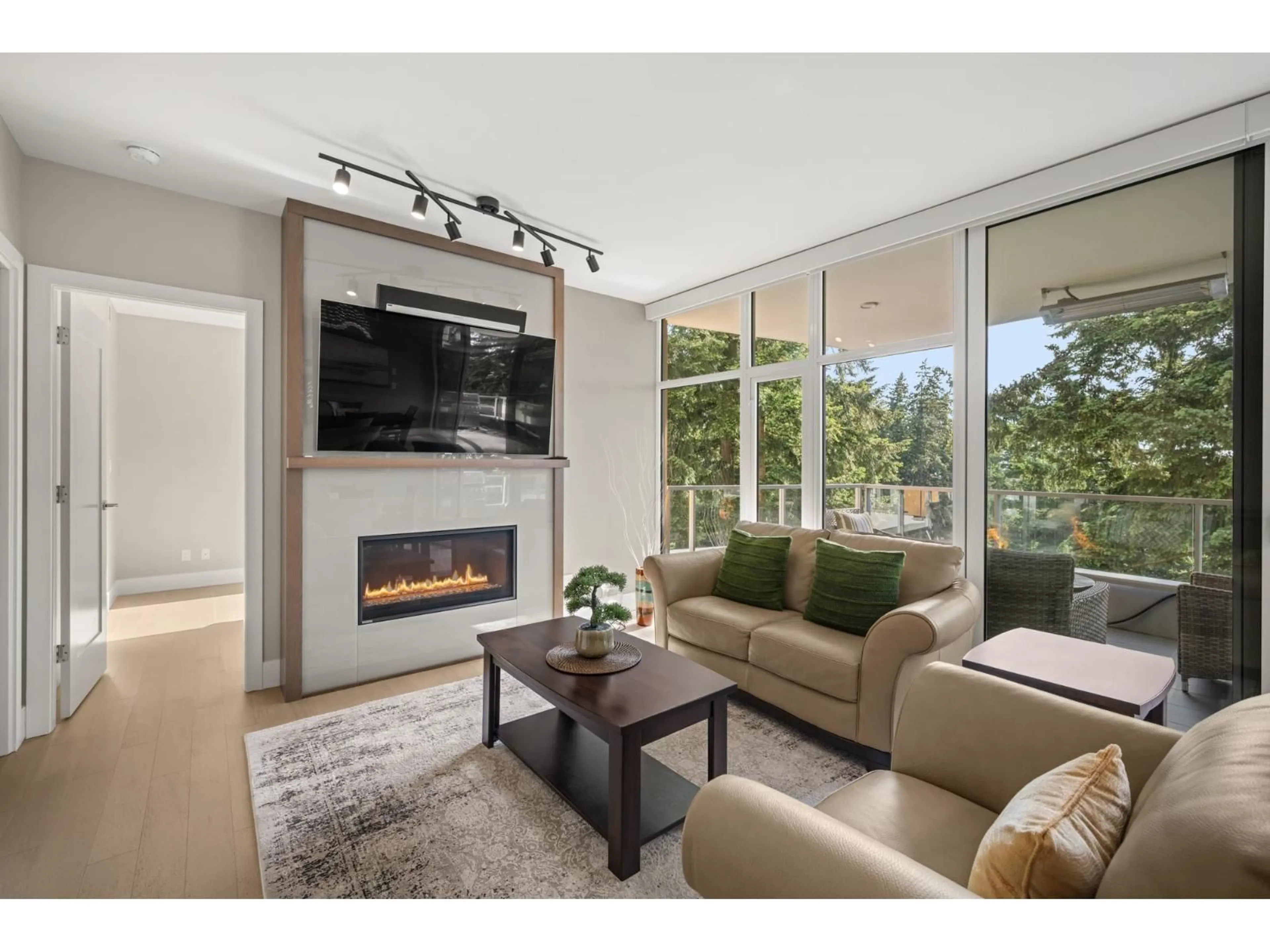 Living room with furniture, unknown for 807 - 1501 VIDAL STREET, White Rock British Columbia V4B0B5