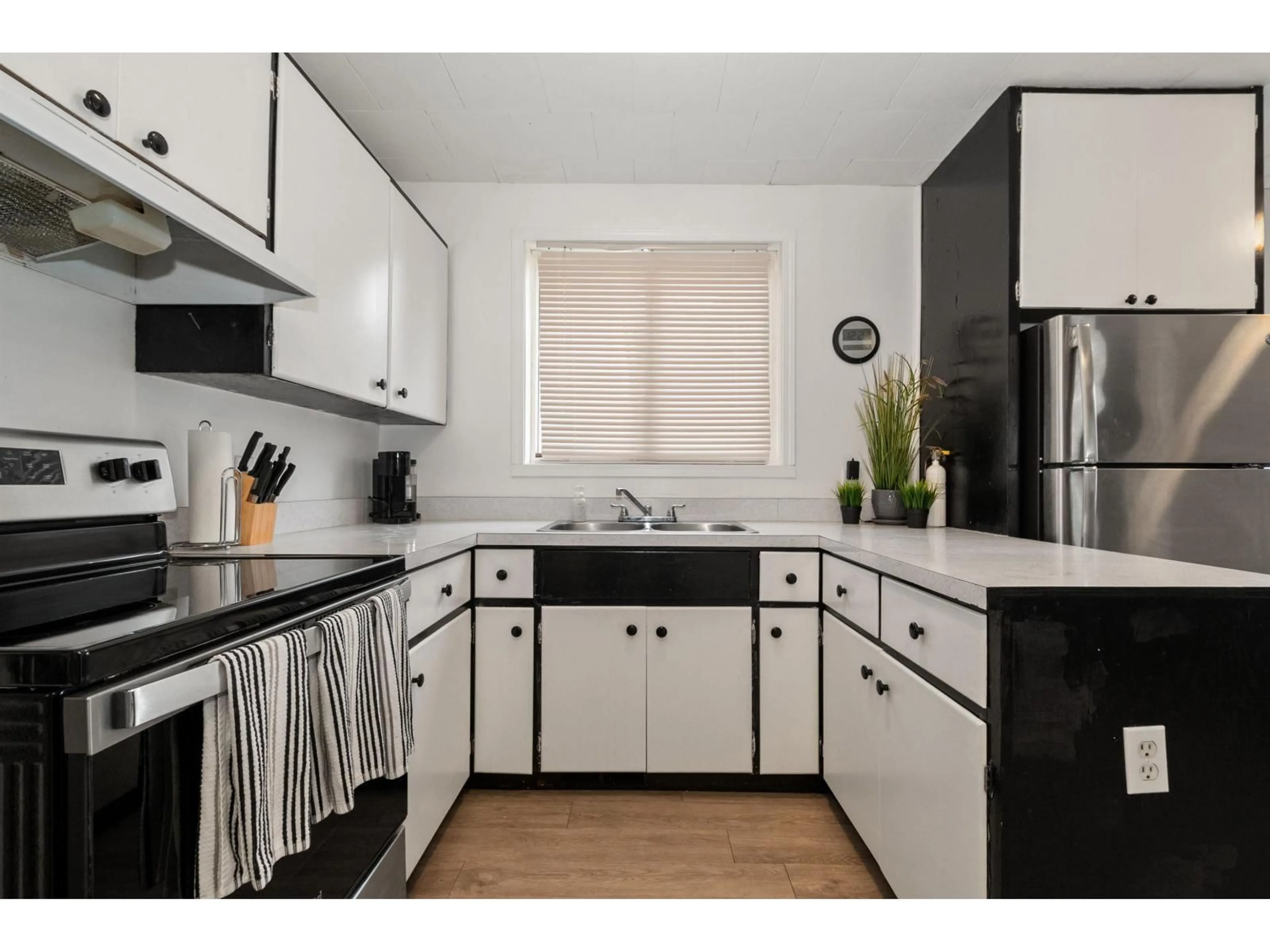 Standard kitchen, unknown for 65321 PINE CLOSE, Boston Bar / Lytton British Columbia V0K1C0