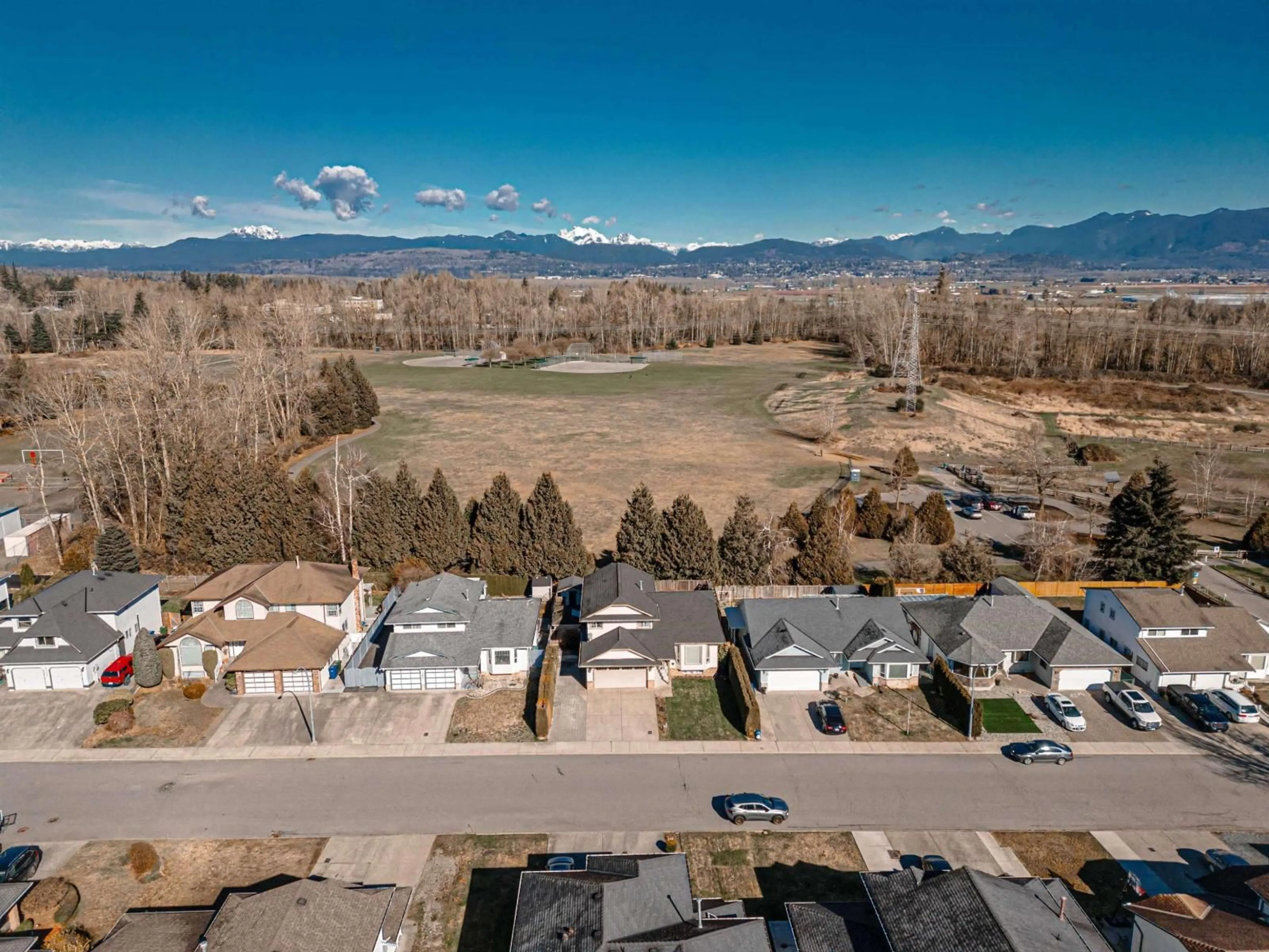 A pic from outside/outdoor area/front of a property/back of a property/a pic from drone, mountain view for 32155 CLINTON AVENUE, Abbotsford British Columbia V2T5B5