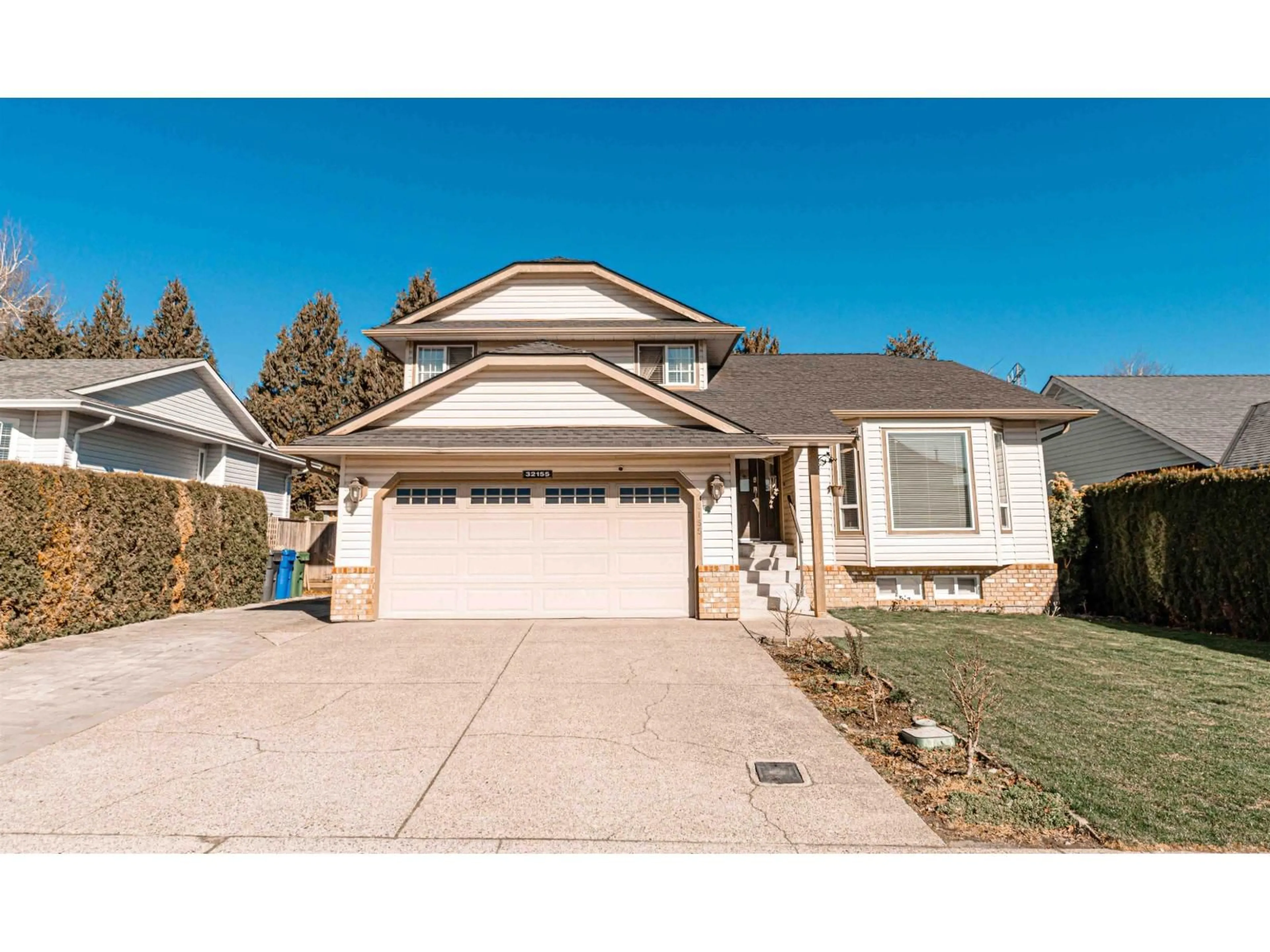Home with vinyl exterior material, street for 32155 CLINTON AVENUE, Abbotsford British Columbia V2T5B5
